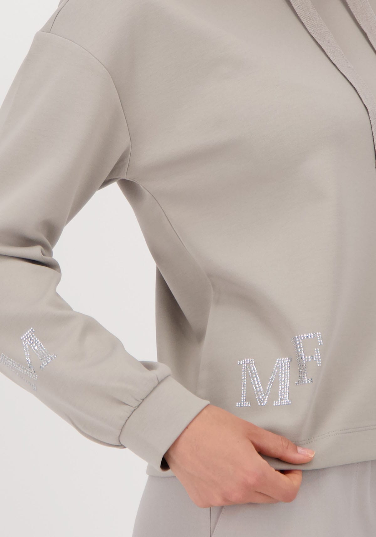 Monari Sweatshirt »Sweatshirt Schmuckdetail«, Stehkragen mit Bindeband, Logo aus Strasssteinen