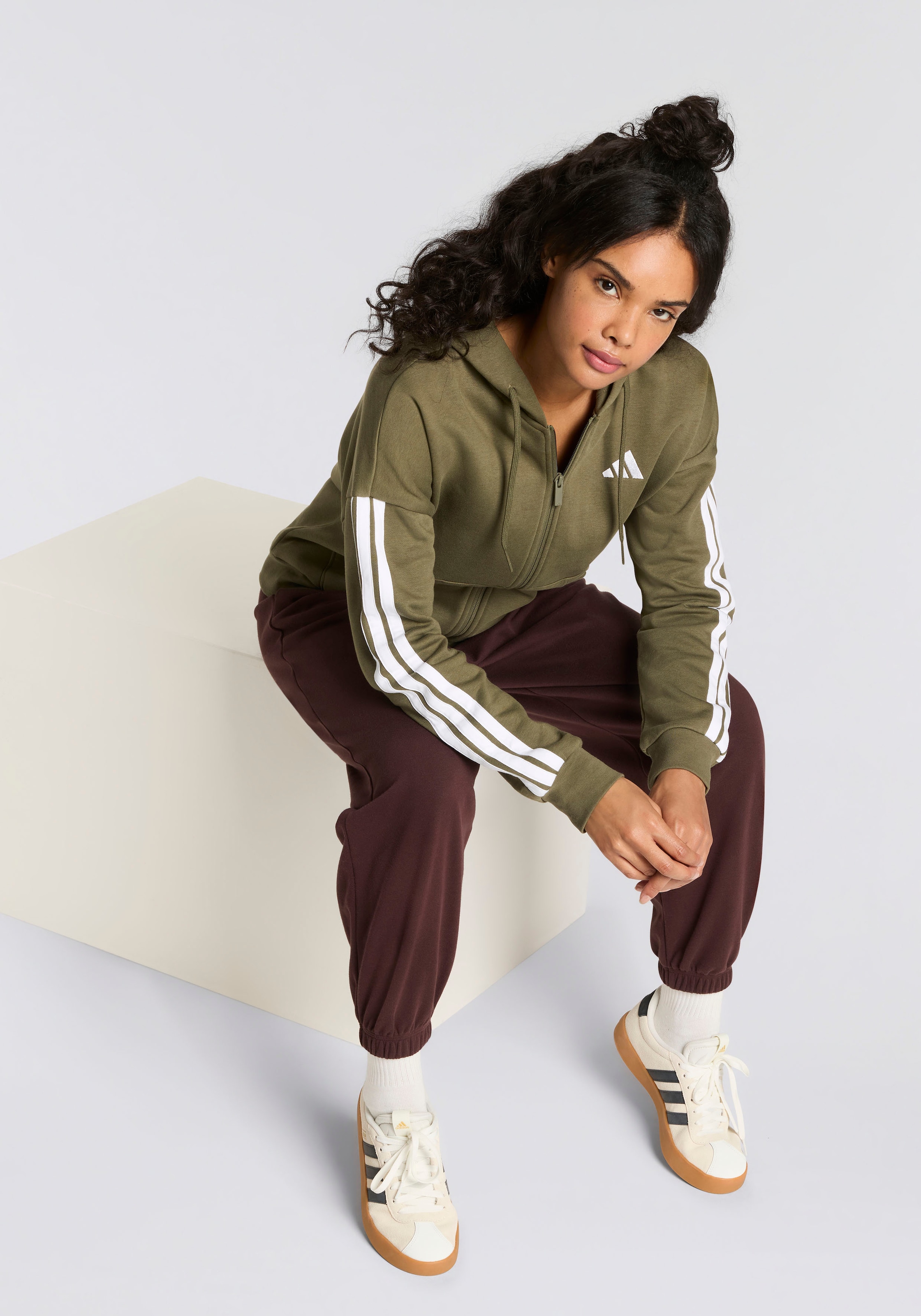 adidas Sportswear Sporthose »W SL FT CF PT«, (1 tlg.), Locker geschnitten, hoher Bund, aus weichem French Terry Material