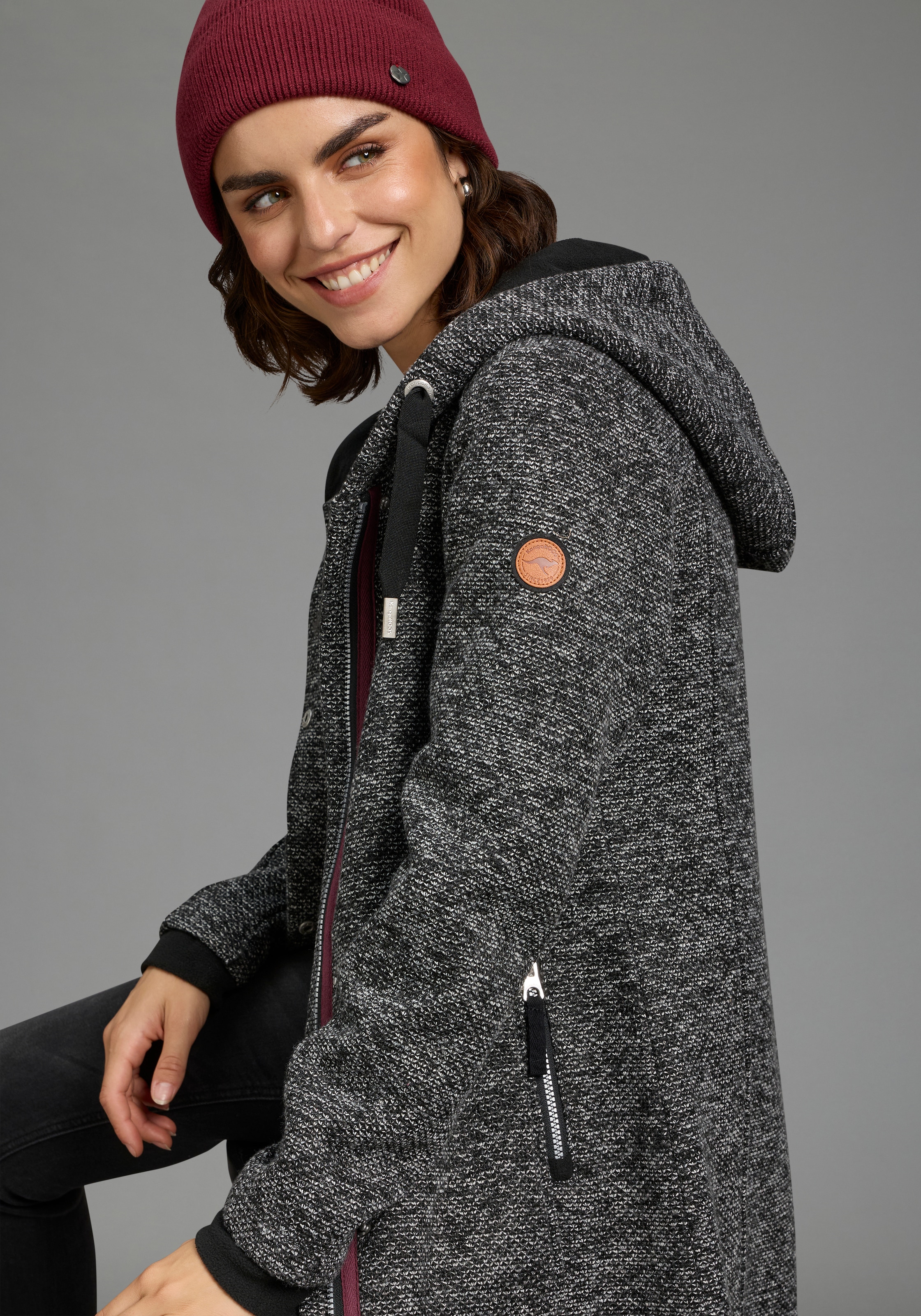 KangaROOS Strickfleecejacke mit Kapuze mit 2-Wege-Reißverschluss und Druckknöpfen, hüftbedeckend