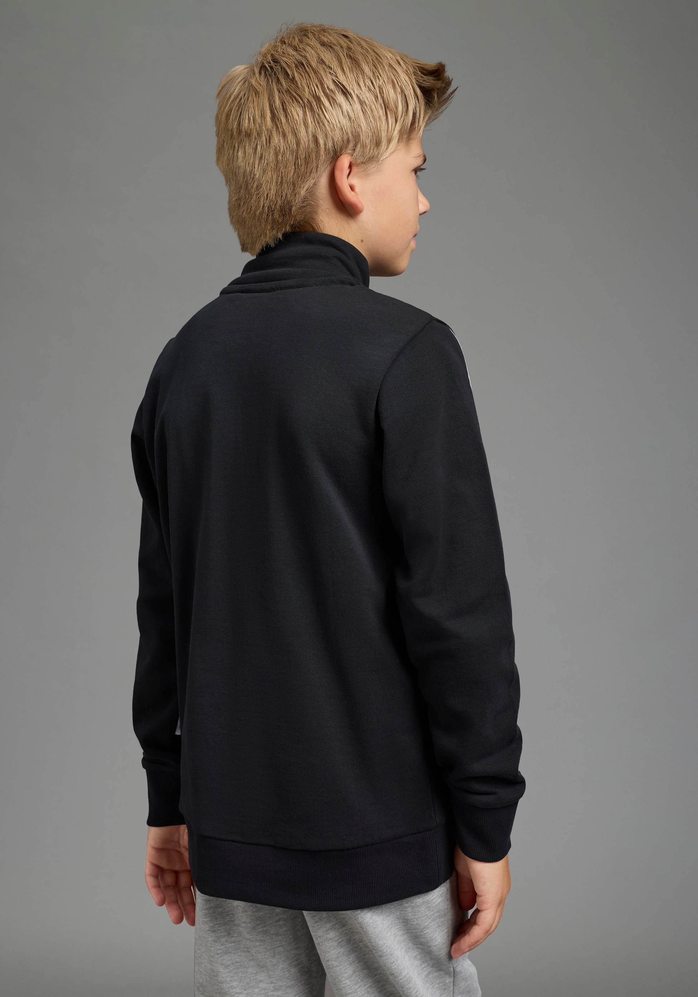 KangaROOS Sweatshirt "Troyer-Sweatshirt mit kontrastfarbigen Einsatz und KangaROOS Stickerei", Troyer mit modischen Ärmeleinsätzen, Reißverschluss, bequeme Passform