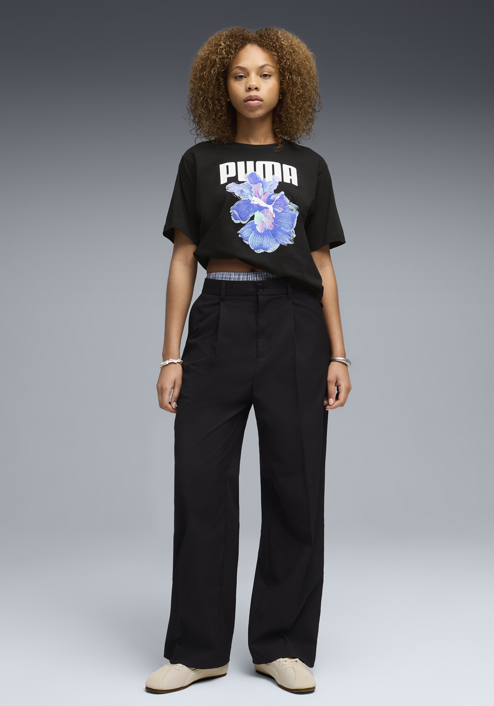 Thumbnail - PUMA T-Shirt "GRAPHICS RELAXED FLOWER TEE" lockere Passform, Kurzarm, Rundhalsausschnitt