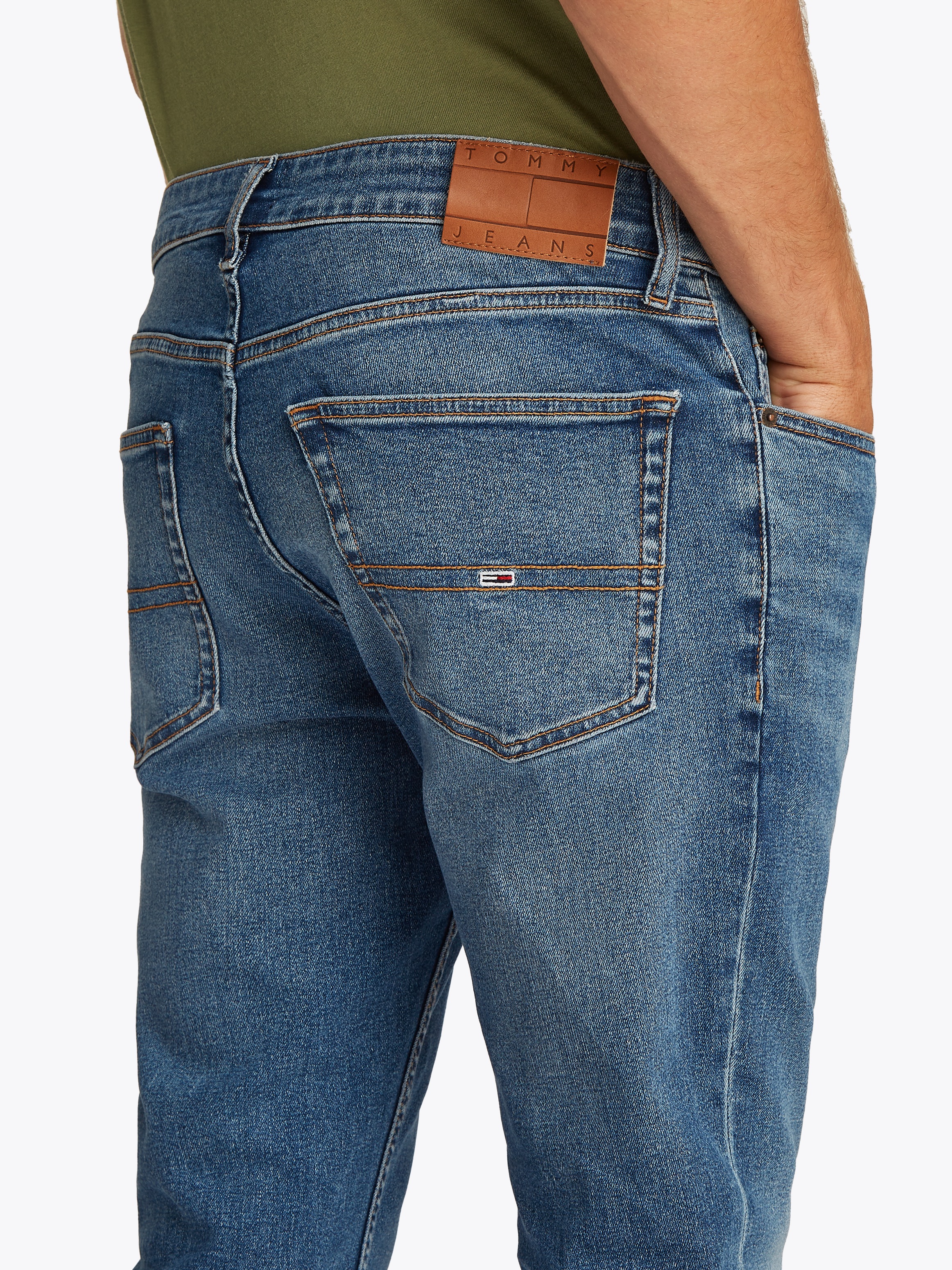 Thumbnail - Tommy Jeans Gerade Jeans "Scanton Slim", Mit Markenlabel aus Leder hinten