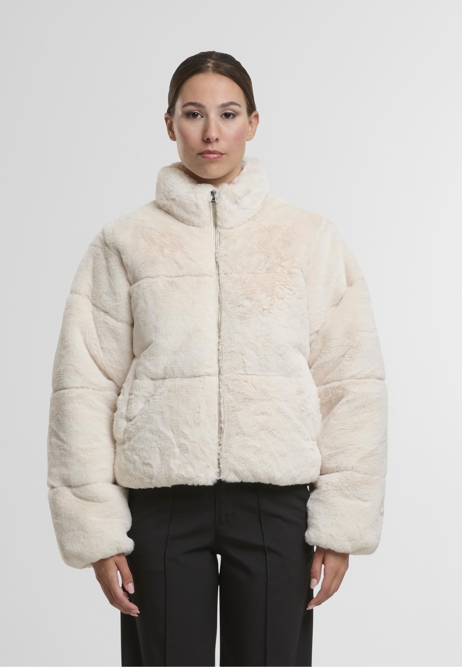 URBAN CLASSICS Winterjacke »Urban Classics Ladies Short Faux Fur Puffer Jacket«, (1 St.), ohne Kapuze