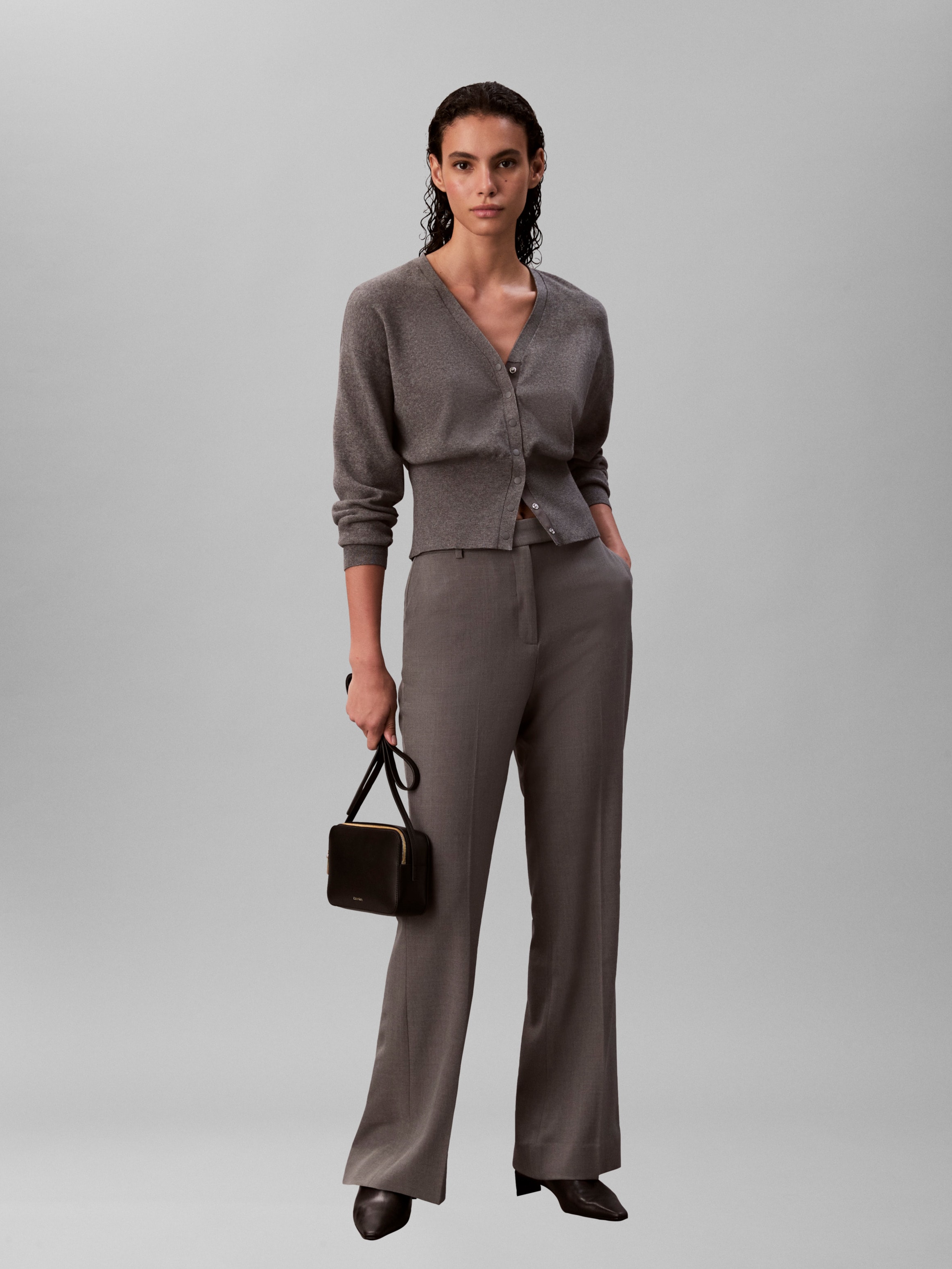 Calvin Klein Mini Bag »FOIL LOGO ELONGATED CAMERA BAG« Schultertasche, kleine Damen-Umhängetasche in klassischer Optik