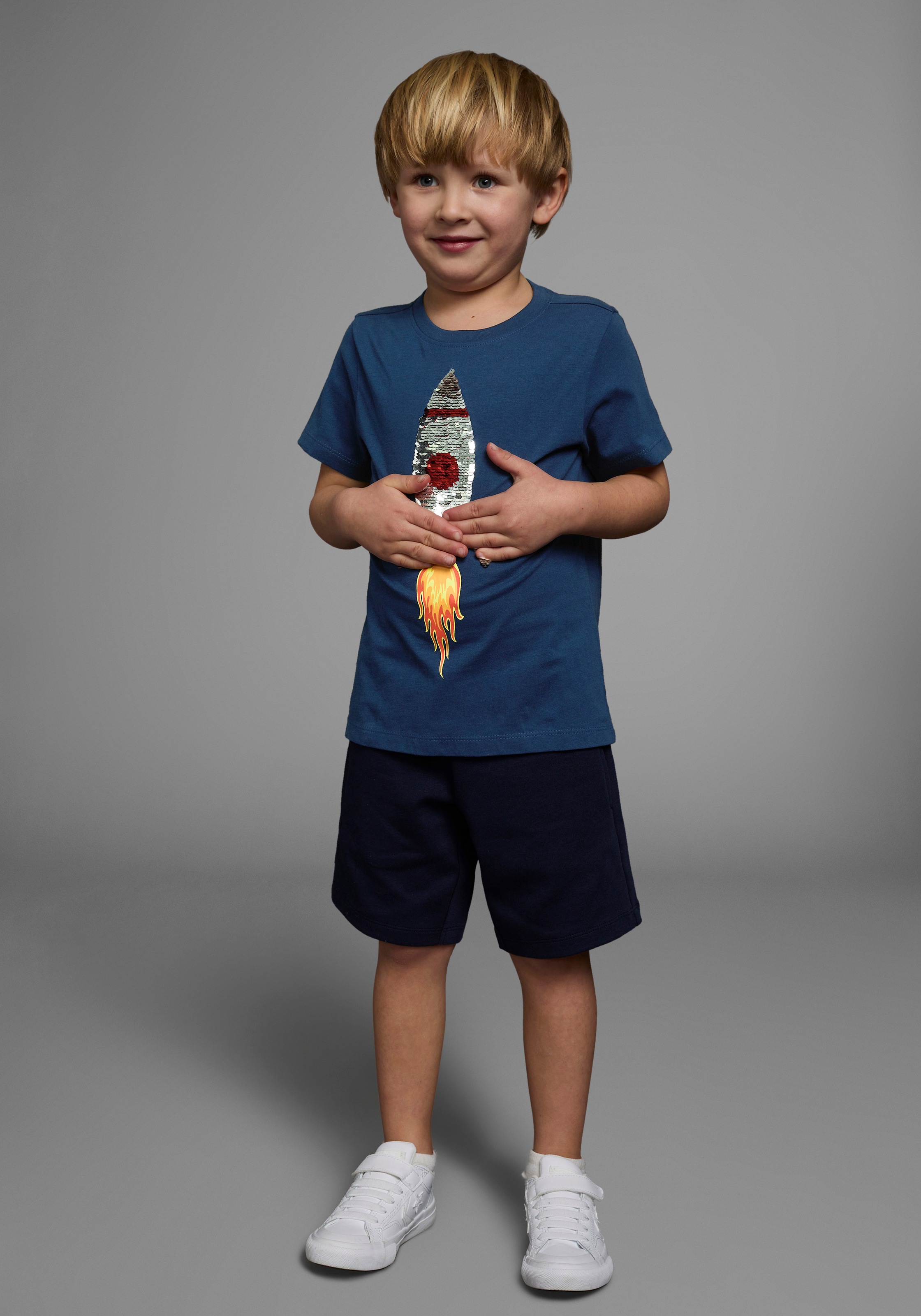 Thumbnail - KIDSWORLD T-Shirt "Mit Rakete aus Wendepailletten" Kurzarm, Basic-Passform, bedruckt, Rundhalsausschnitt