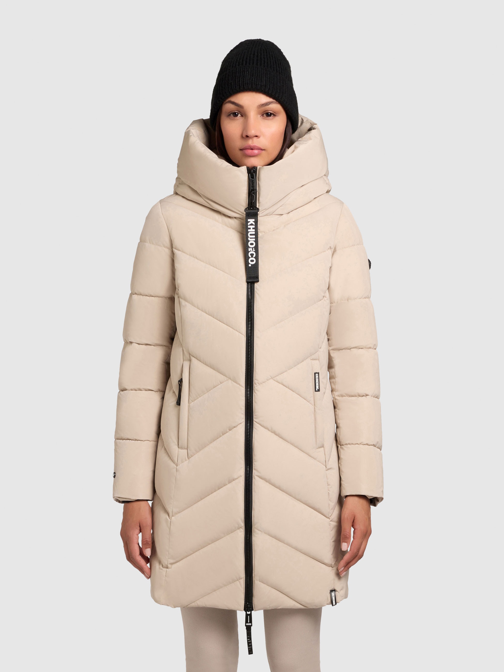 khujo Steppmantel "DARKA2" aus Polyester und Nylon, lockerer Schnitt, mit Eingrifftaschen