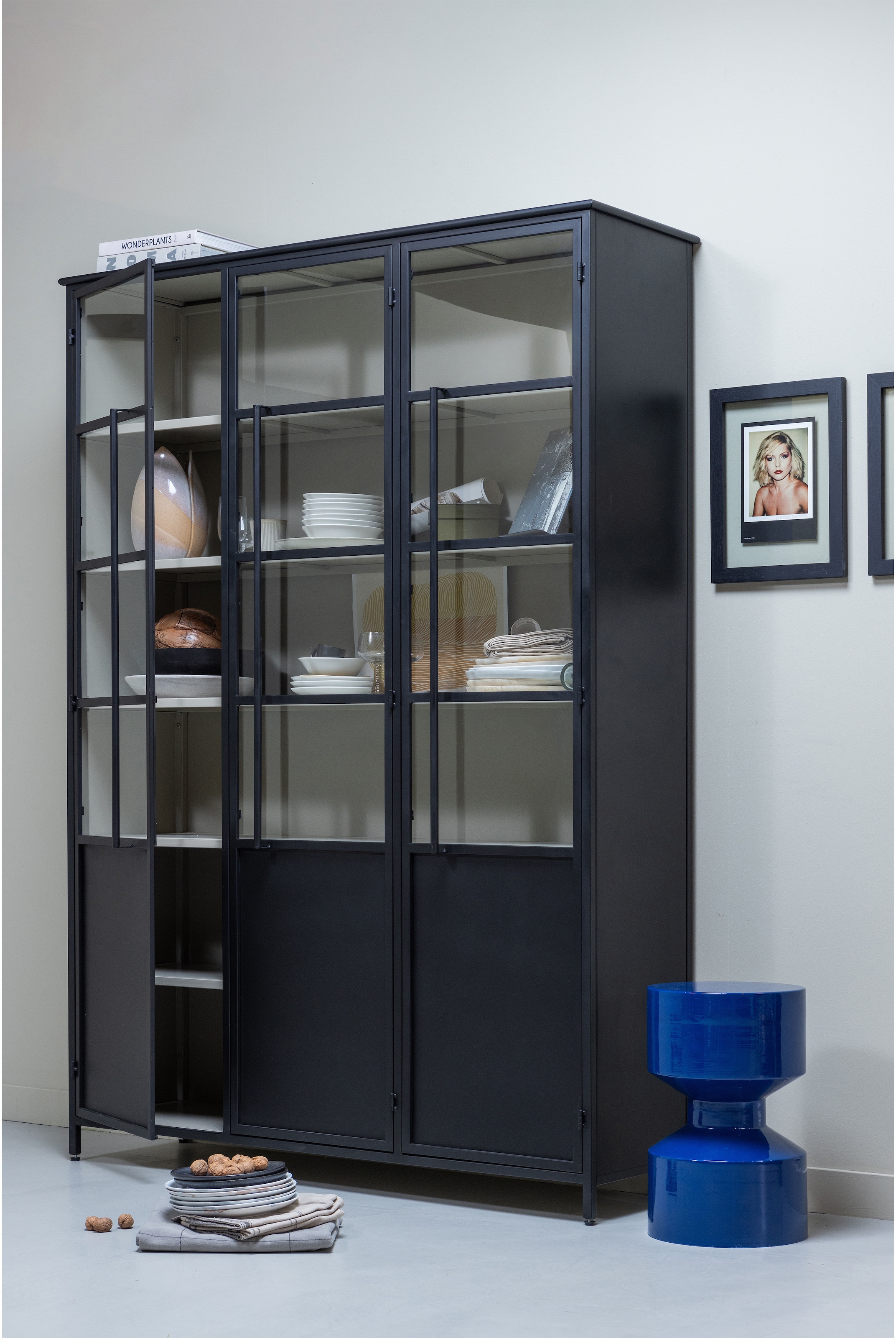 WOOOD Vitrine »WOOOD EXHIBIT XL 3-TÜRIG VITRINE SCHRANK METALL SCHWARZ« Ausstellungsvitrine Exhibit aus mattem Metall bietet 5 stabile Böden