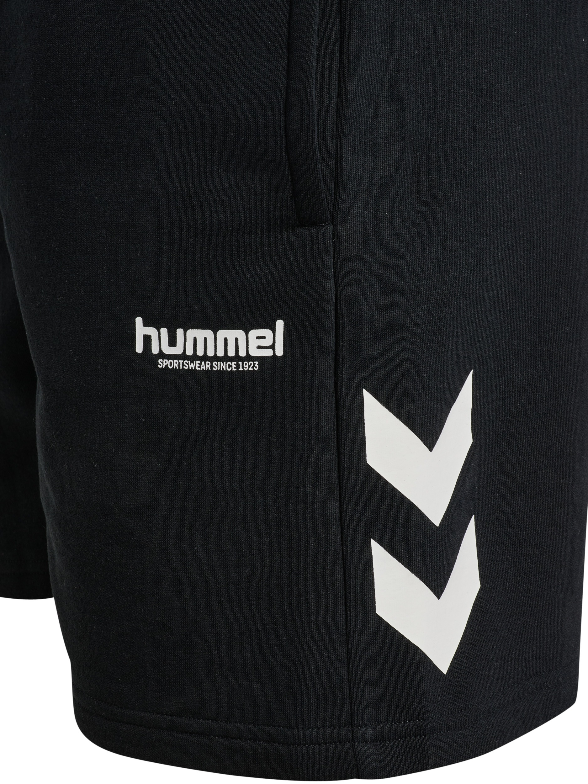 hummel Sweatshorts »HMLLEGACY 2.0 SHORTS«  aus Baumwolle und Polyester, schnelltrocknend, sportlicher Stil
