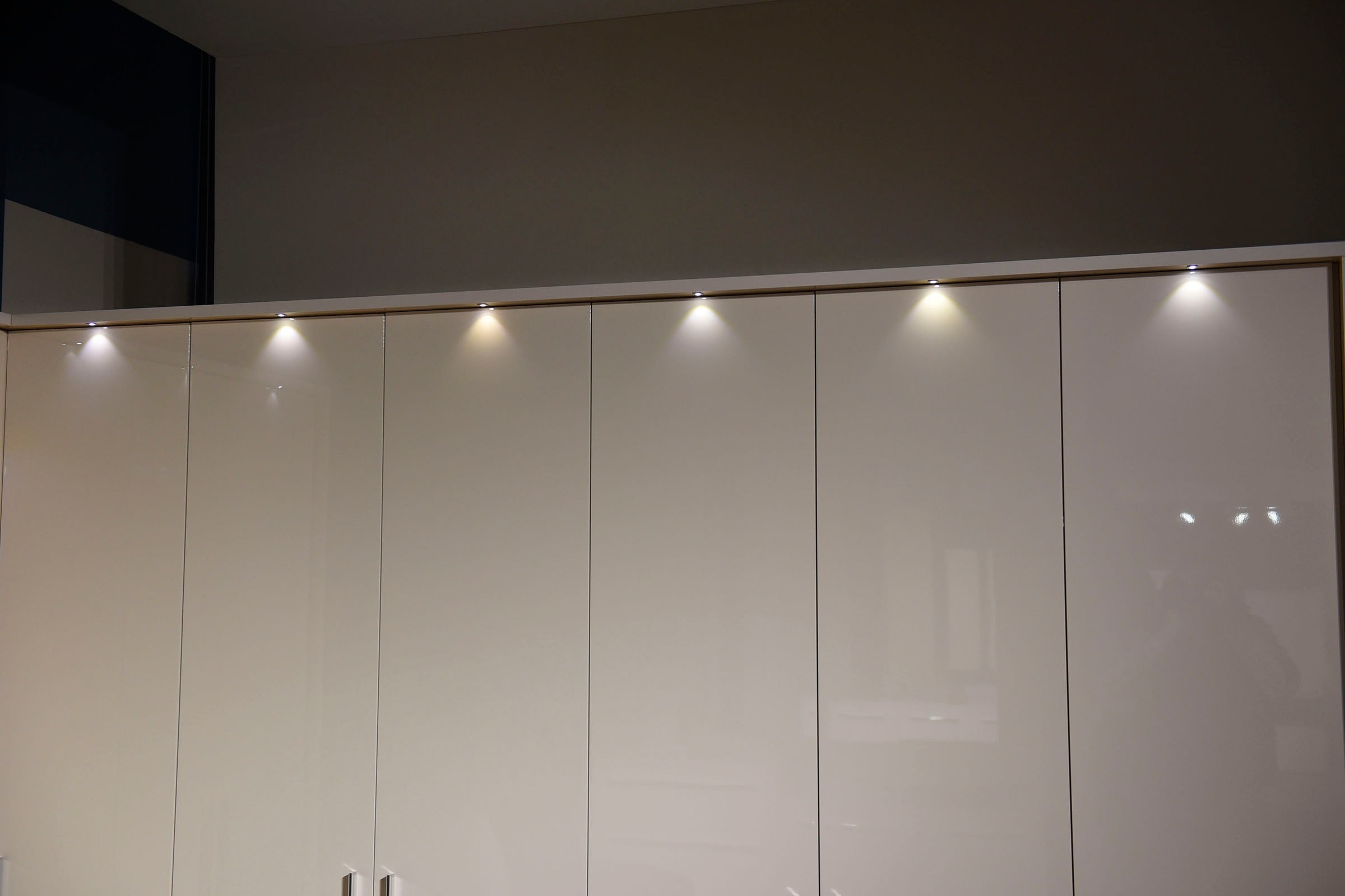 Places of Style Drehtürenschrank »Piano«, weiß, verschiedene Breiten mit 2 Schubladen, inklusive Beleuchtung