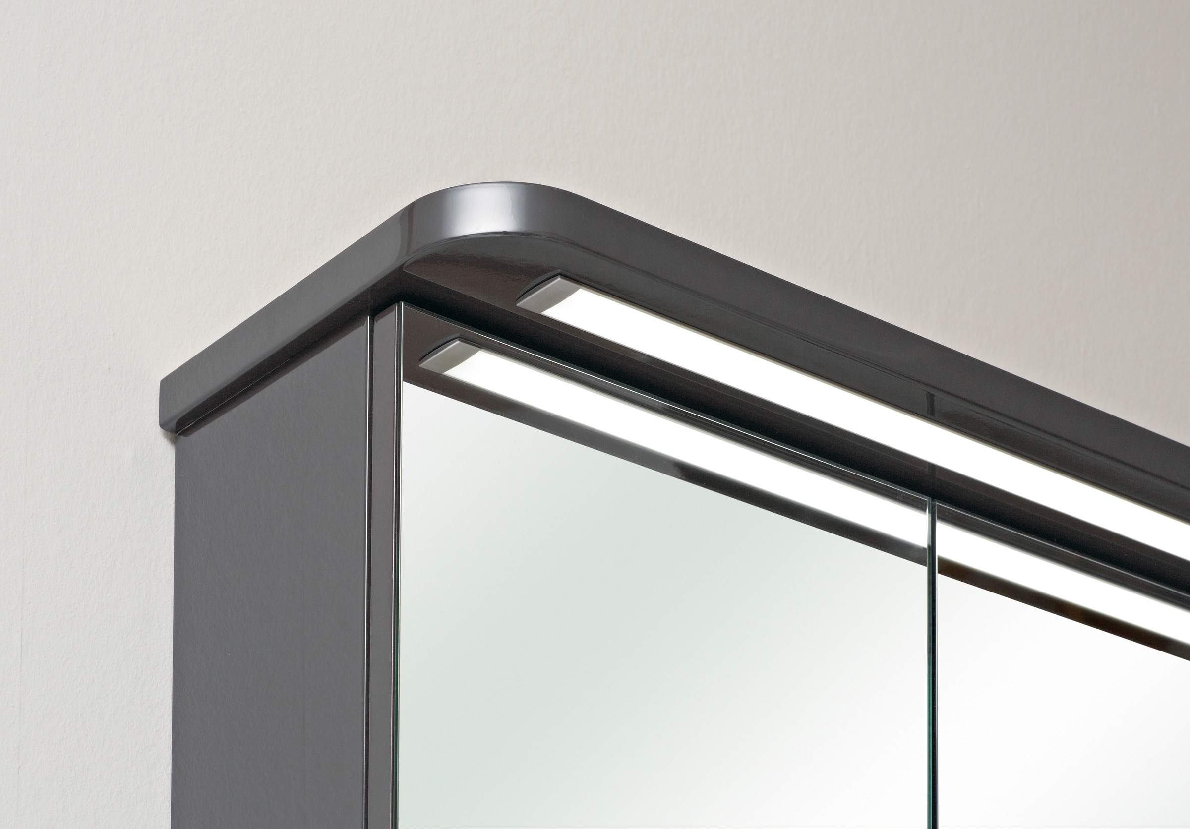 Saphir Spiegelschrank »Serie 4005 Badezimmer-Spiegelschrank inkl. LED-Kranzbeleuchtung«, Badschrank 120 cm breit, 3 Türen, 6 Glas-Einlegeböden, inkl Türdämpfer