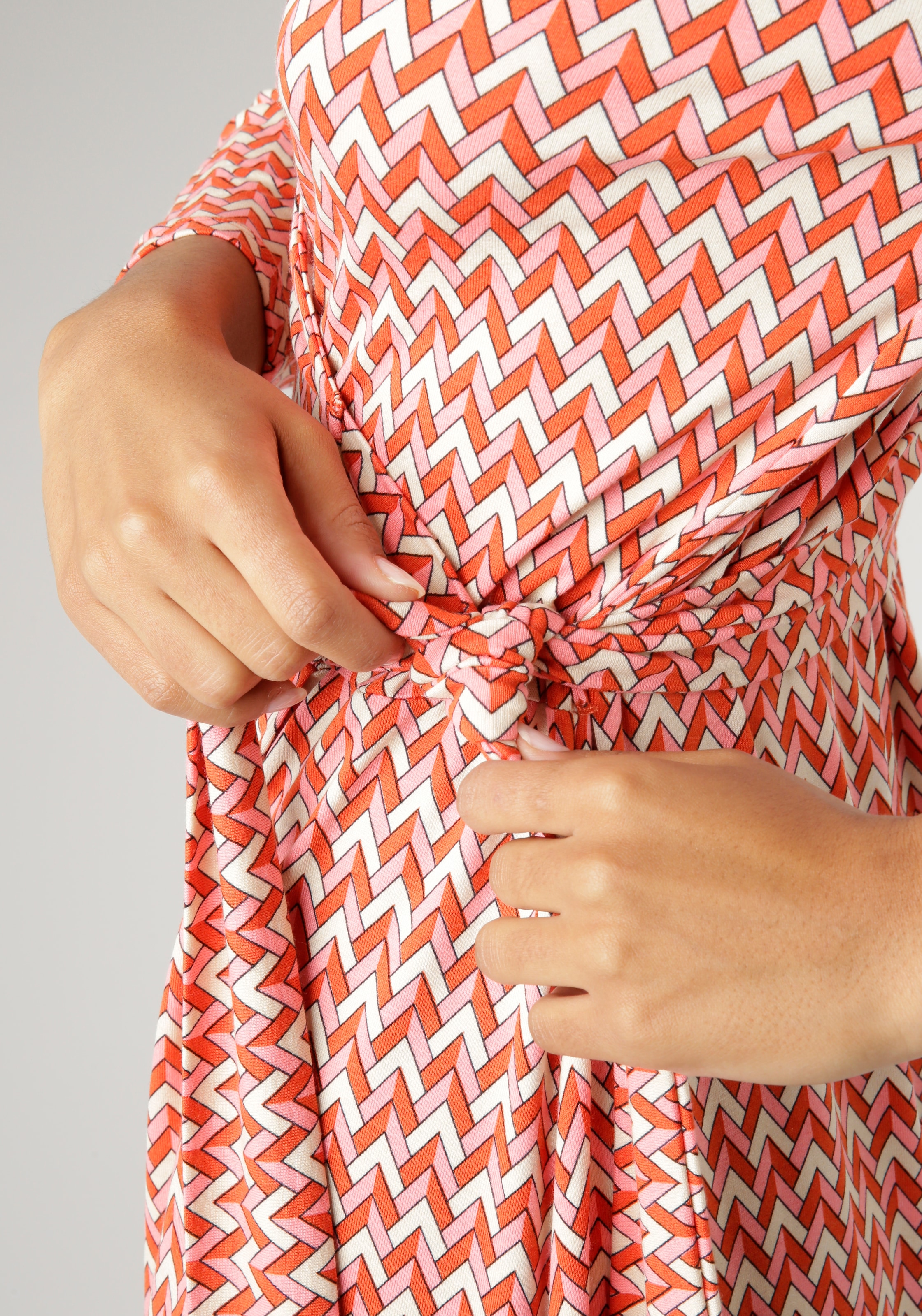 Aniston SELECTED Jerseykleid, mit Bindedetail BAUR NEUE - Muster | und seitlichem geometrischem für bestellen KOLLEKTION