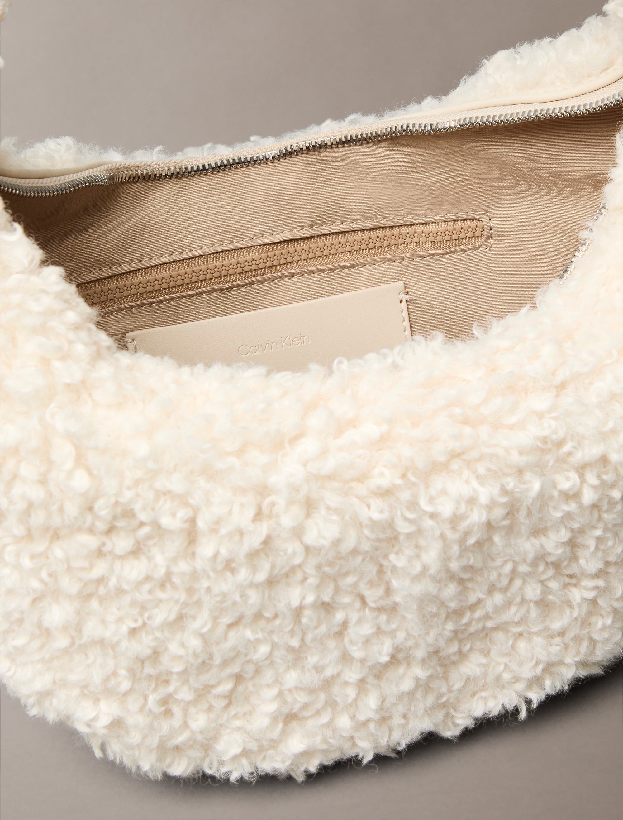 Calvin Klein Umhängetasche »SHERPA CK ZIP PULLER SMALL BAG«, Schultertasche, Henkeltasche, Handtasche Damen