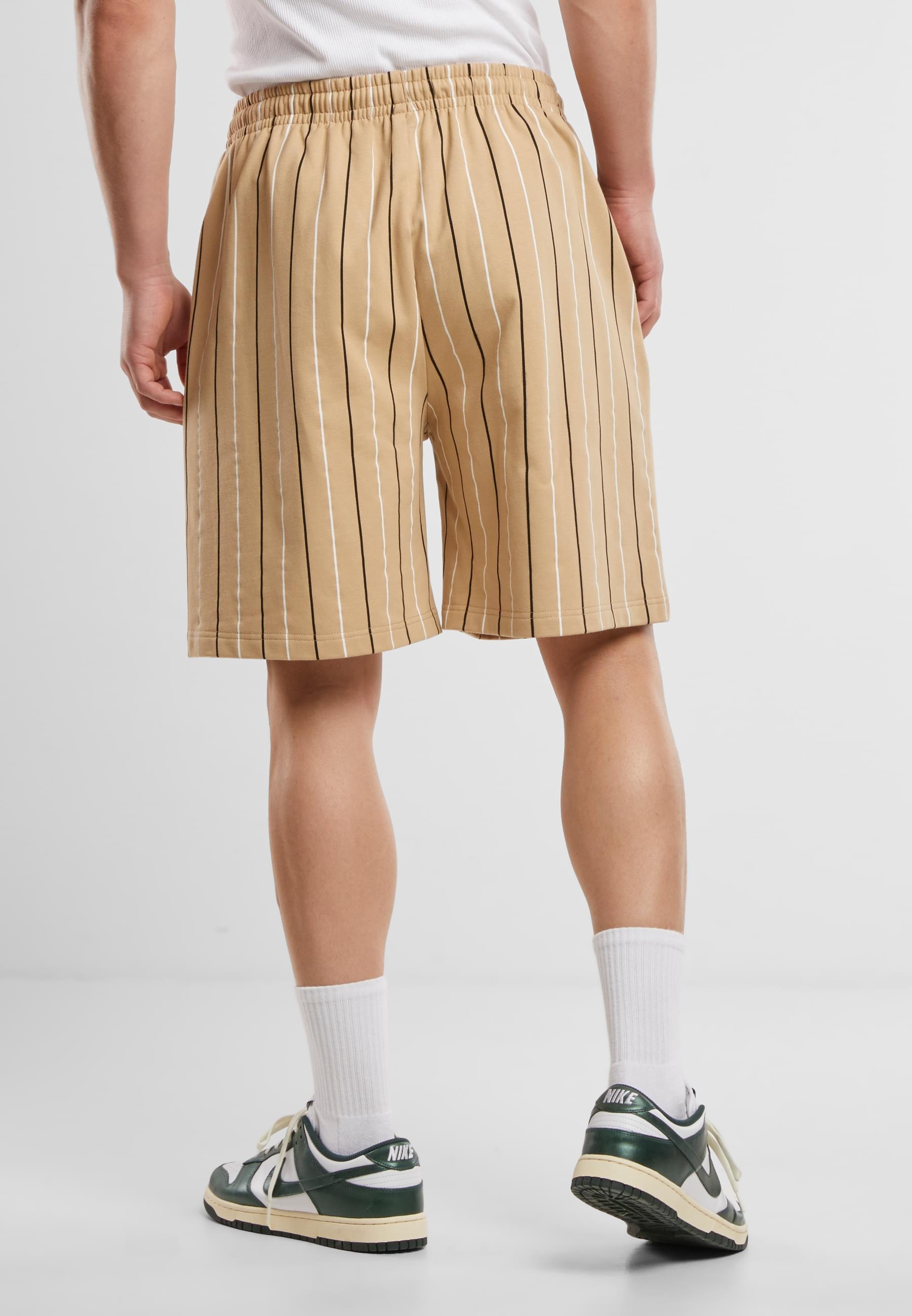 URBAN CLASSICS Sweatshorts »Urban Classics Printed Pinstripe Shorts«, (1 tlg.)