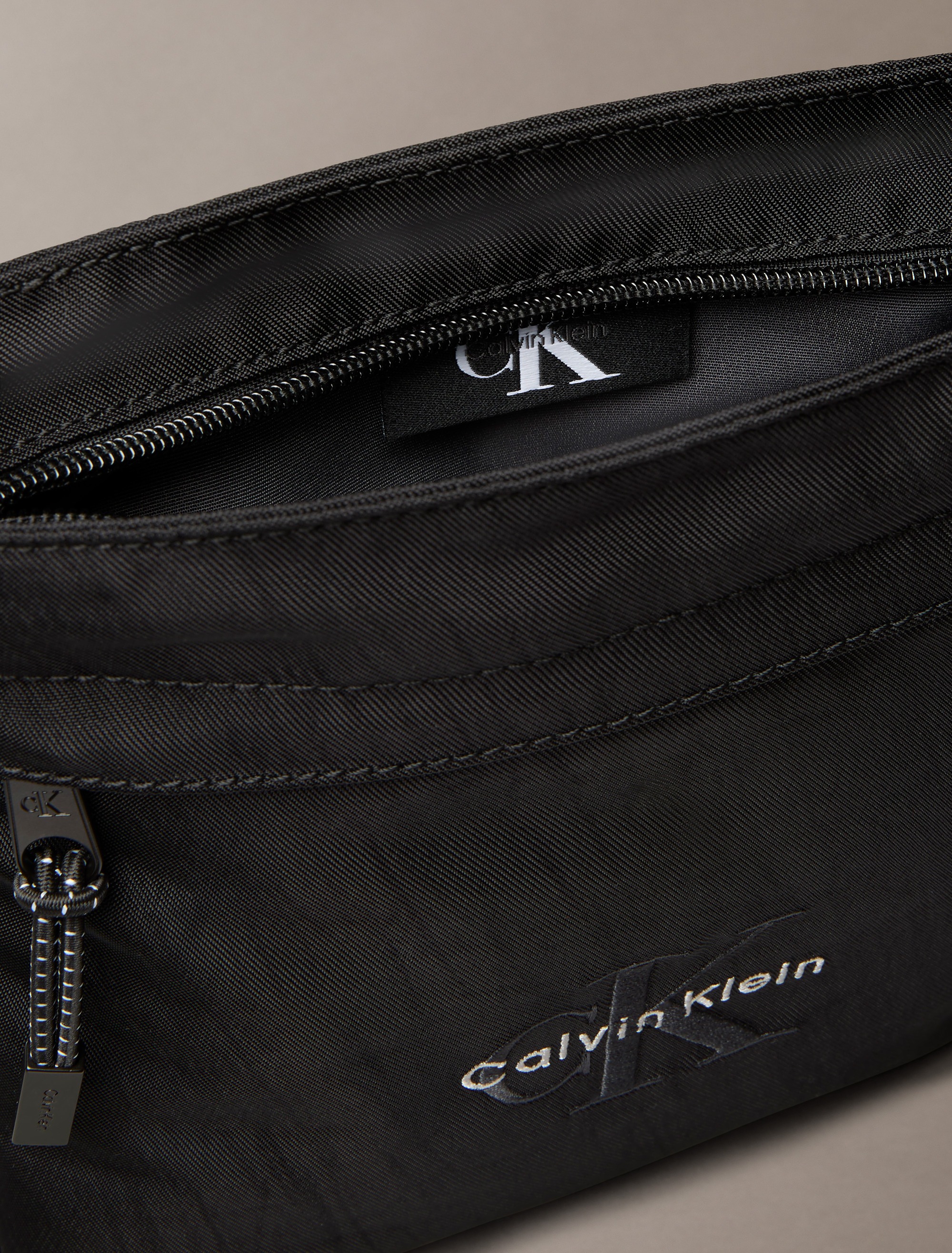 Calvin Klein Umhängetasche »BOLD FLATPACK« Crossbody Bag, Herren Schultertasche, Minibag mit CK-Logo