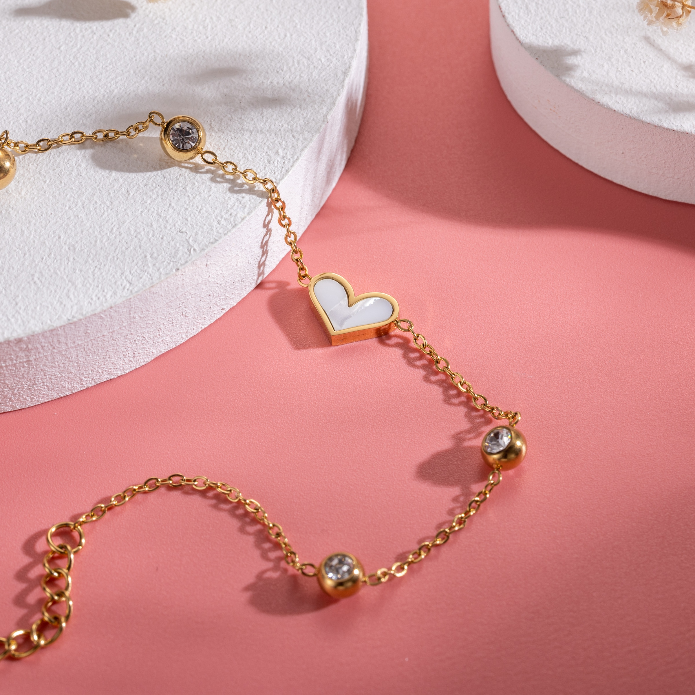 Firetti Armband »Schmuck Geschenk Edelstahl Armschmuck Ankerkettenglieder Liebe Herz« mit Zirkonia (synth.), Naturstein - mit Perlmutt