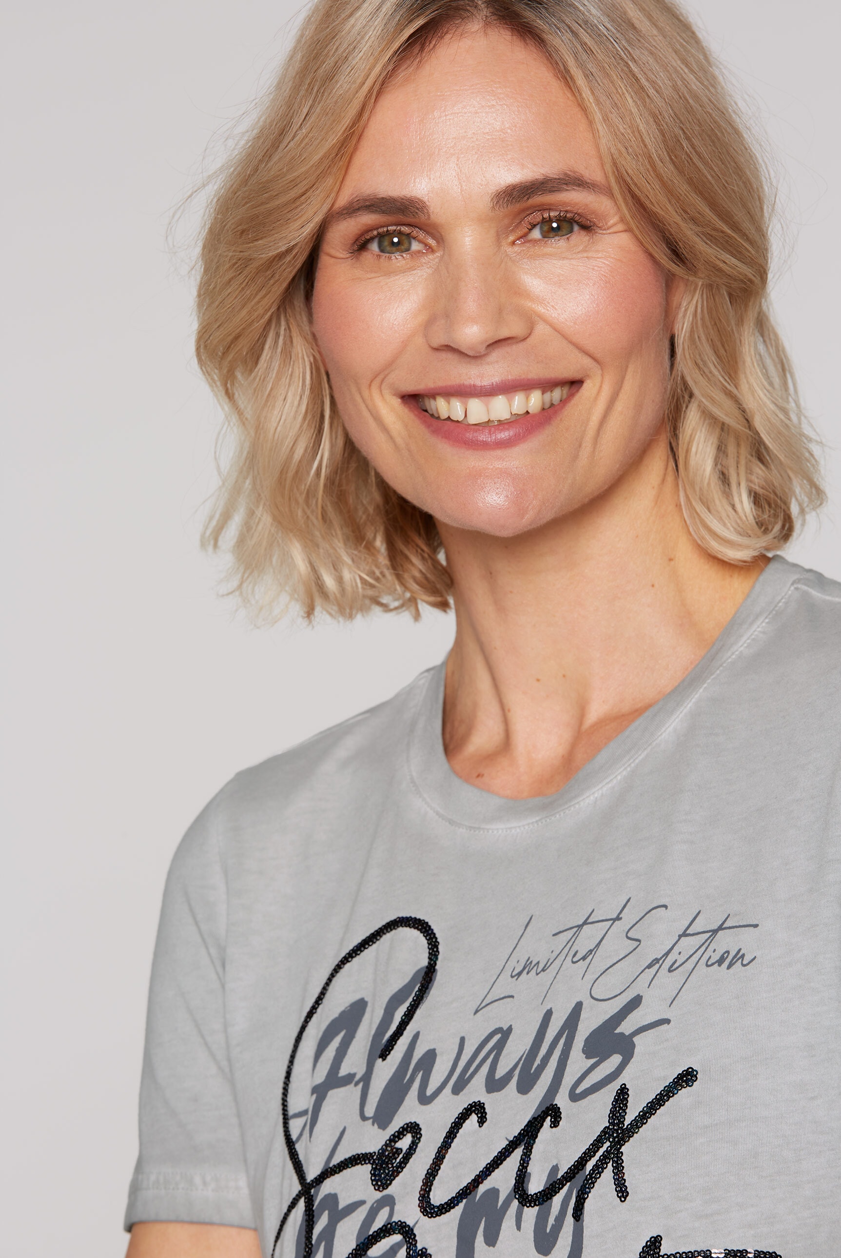 SOCCX Rundhalsshirt, mit Pailletten-Schriftzug