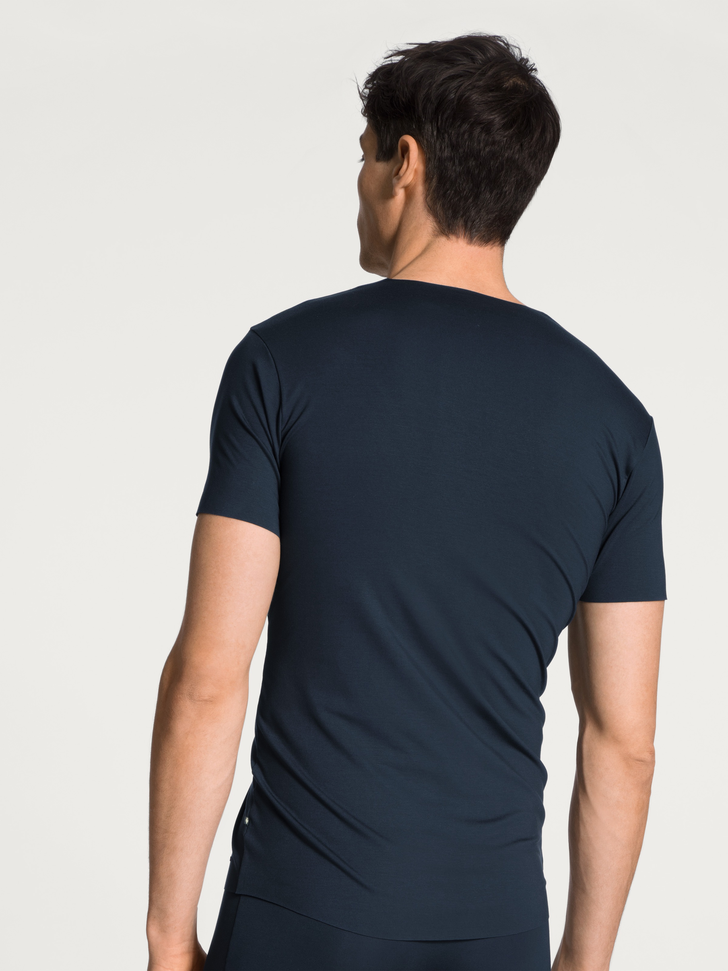 V-Shirt CALIDA "Clean Line", Damen, Gr. M (50), blau (schwarz sapphire), Interlock, Obermaterial: 92% Modal (TENCEL™), 8% Elasthan, unifarben, Basic hüftbedeckend, V-Ausschnitt, Shirts, V-Neck, elastisch, Interlock-Qualität, Kurzarm, schnelltrocknend 5