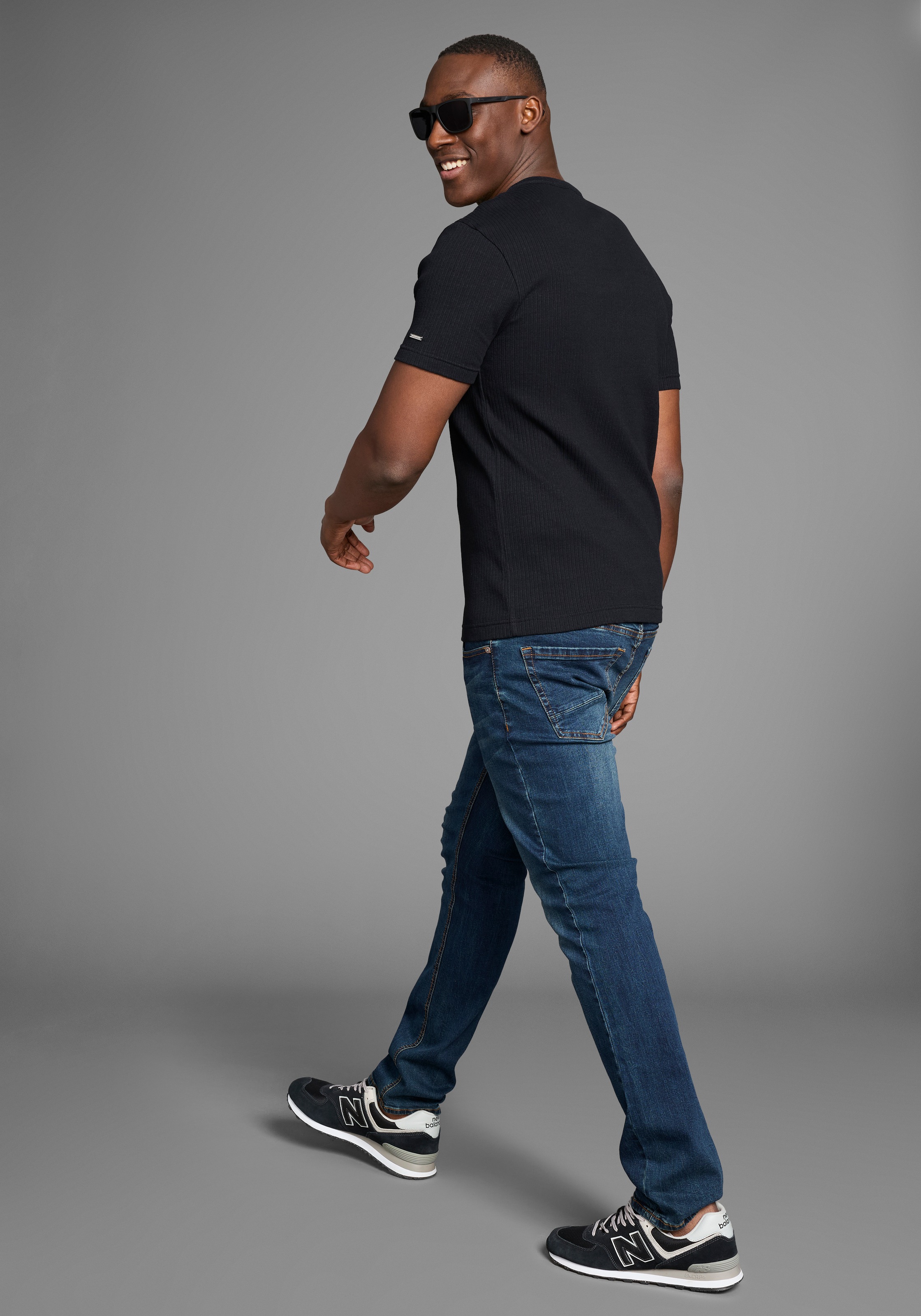 Bruno Banani Henleyshirt, in elastischer Rippenqualität