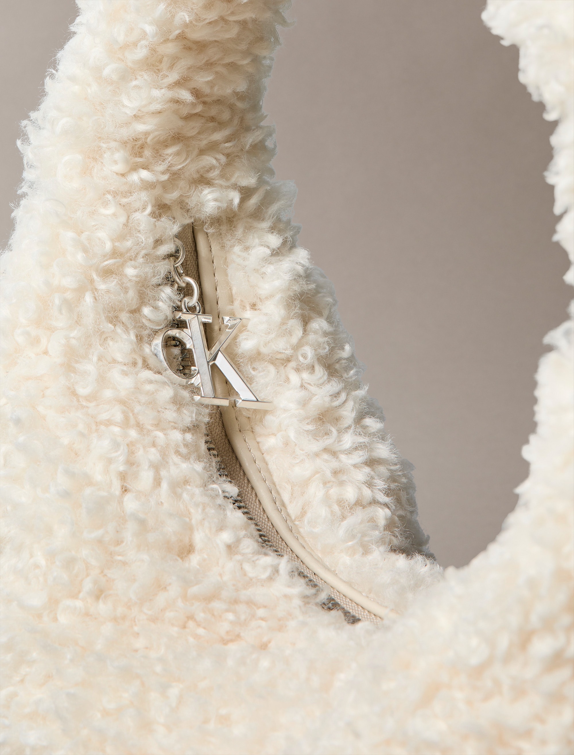 Calvin Klein Umhängetasche »SHERPA CK ZIP PULLER SMALL BAG«, Schultertasche, Henkeltasche, Handtasche Damen