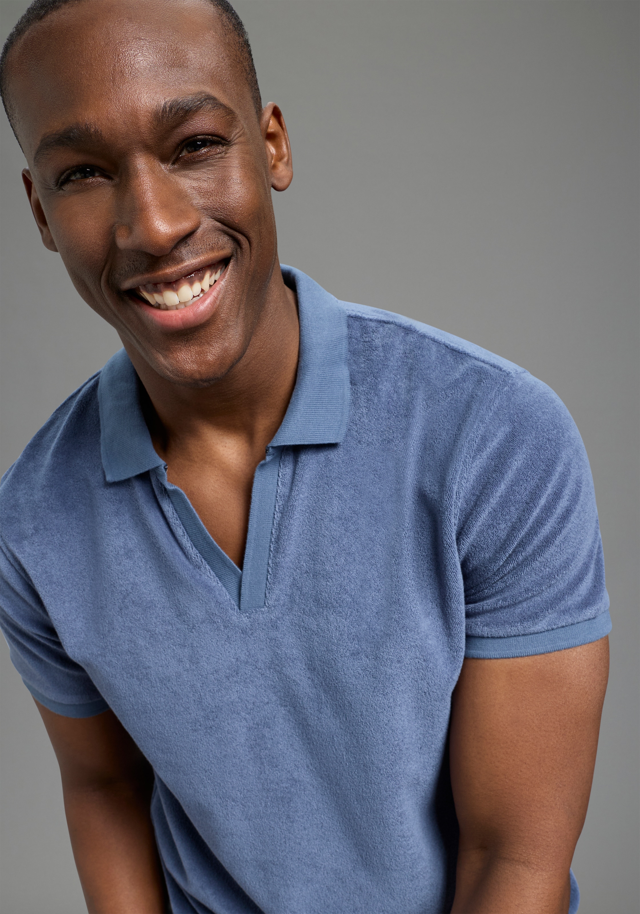 DELMAO Poloshirt »sommerleichter Frottee« Regular Fit, mit V-Ausschnitt und Polokragen, unifarben