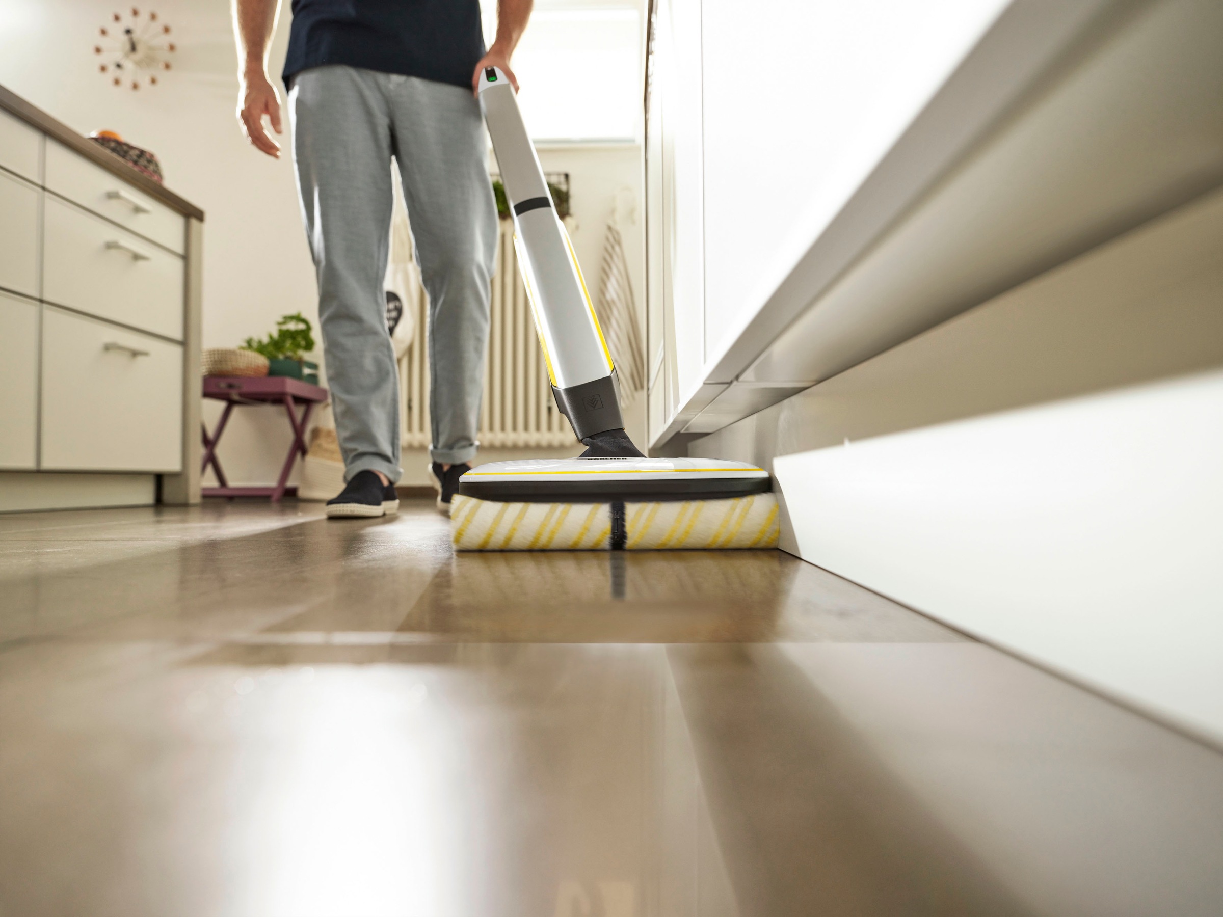 KÄRCHER Hartbodenreiniger »FC 7 CORDLESS«, kabelloser Bodenreiniger mit 4 rotierenden Mikrofaserwalzen