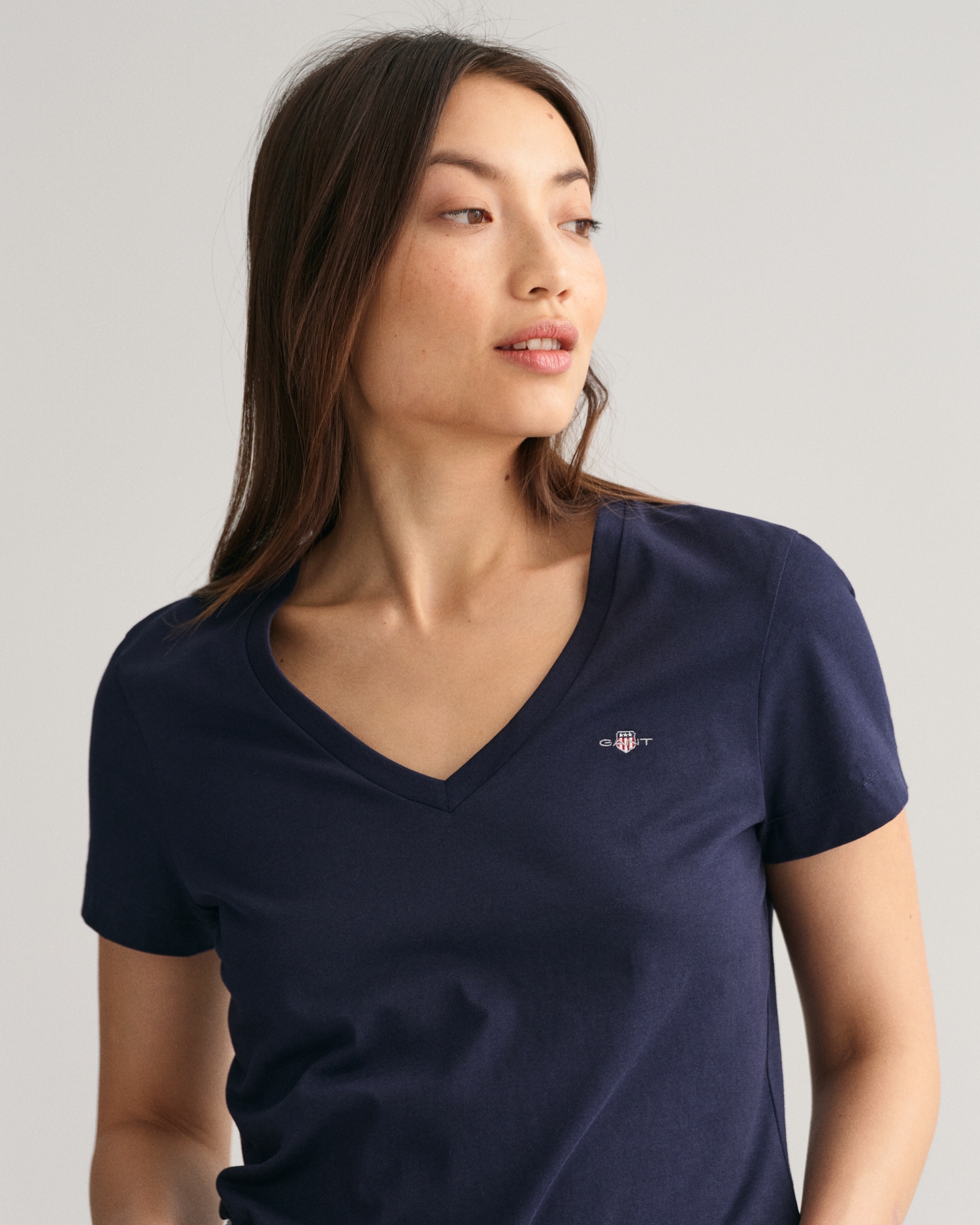 Gant T-Shirt »REG SHIELD KA V-NECK T-SHIRT«, mit einer kleinen Logostickerei auf der Brust