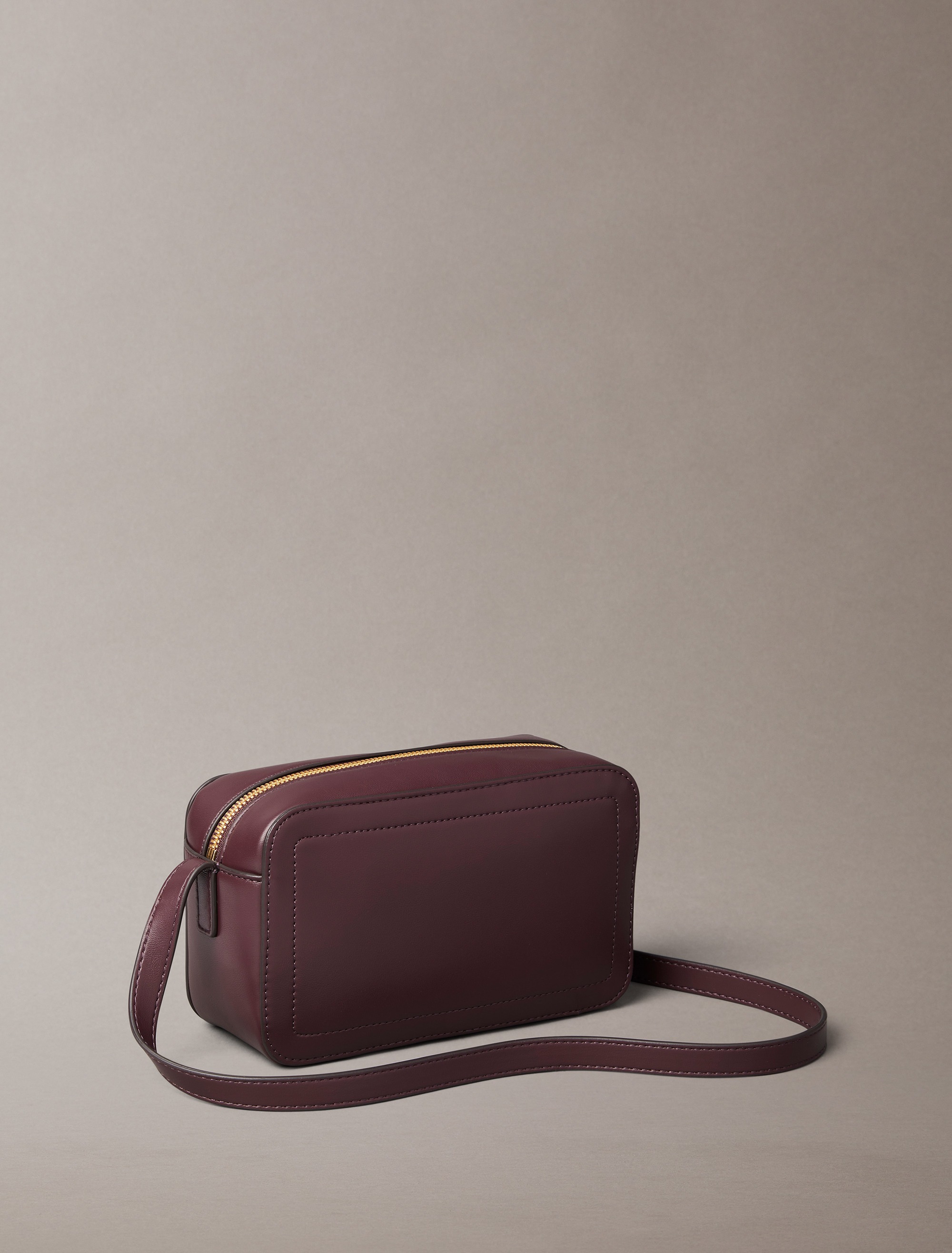 Calvin Klein Mini Bag »RAISED CK CAMERA BAG«, kleine Damen-Umhängetasche, Schultertasche, Kamerabag mit CK-Logo