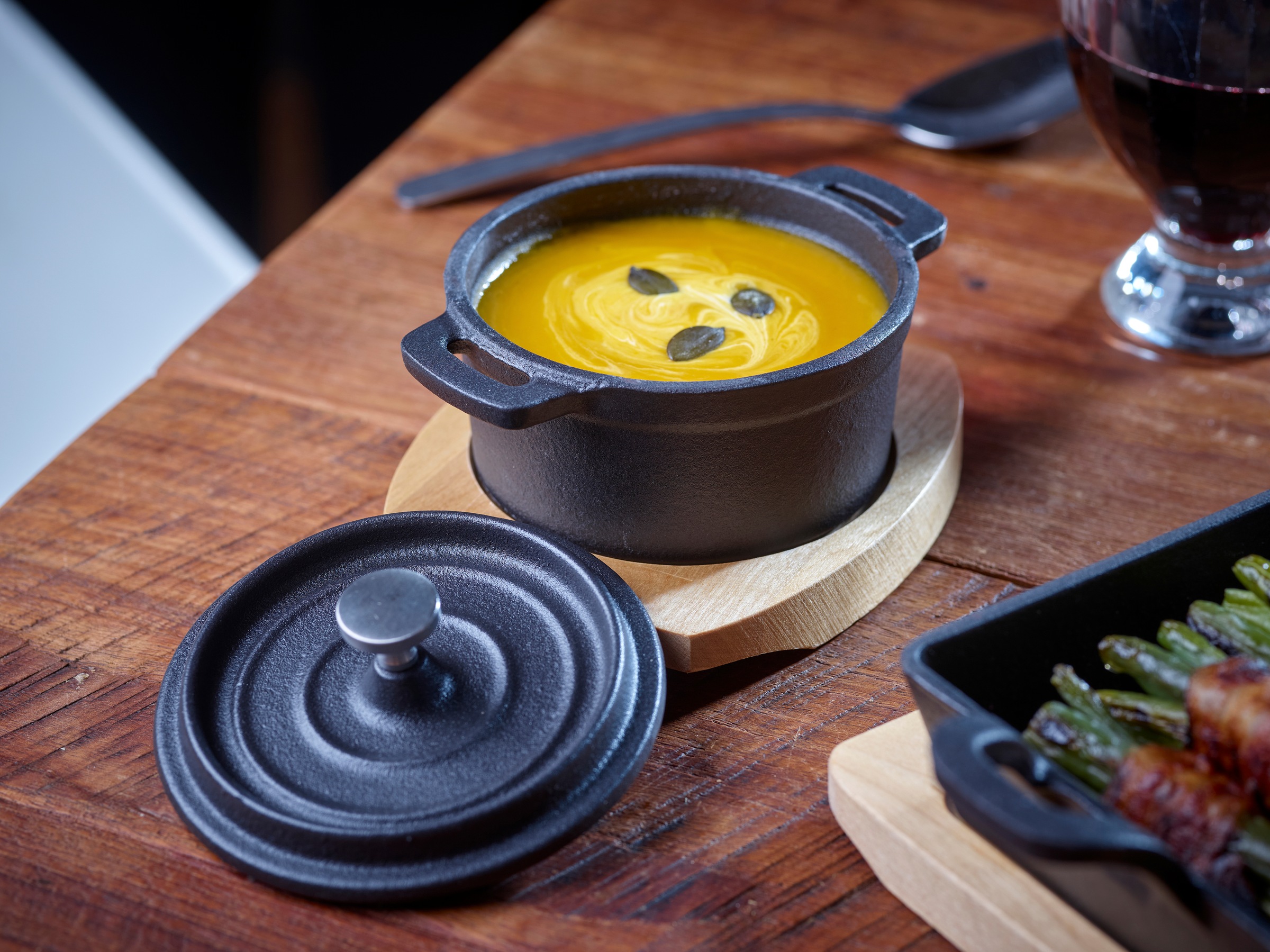 ECHTWERK Servierpfanne »2x Mini-Kochtopf aus Gusseisen« Gusseisen Set, 2 Stk. tlg. inkl. dekorativem Servierbrett, bereits eingebrannt