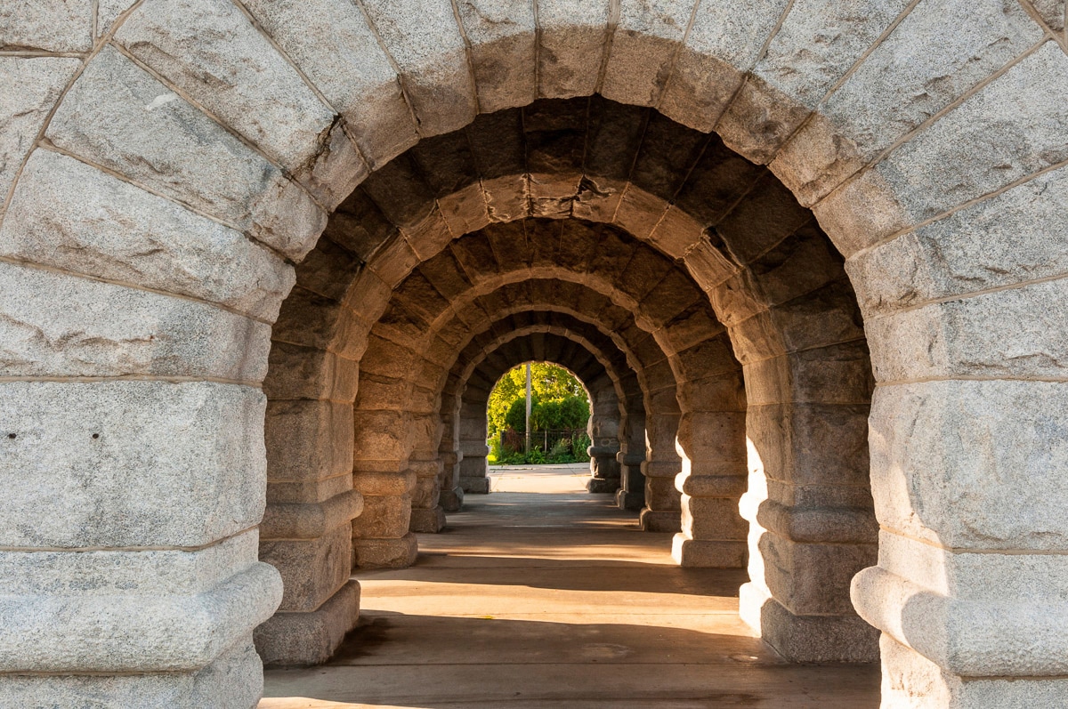 Papermoon Fototapete "TUNNEL-STEINWAND STEINMAUER STEINE STRUKTUR ALLEE DEKO"