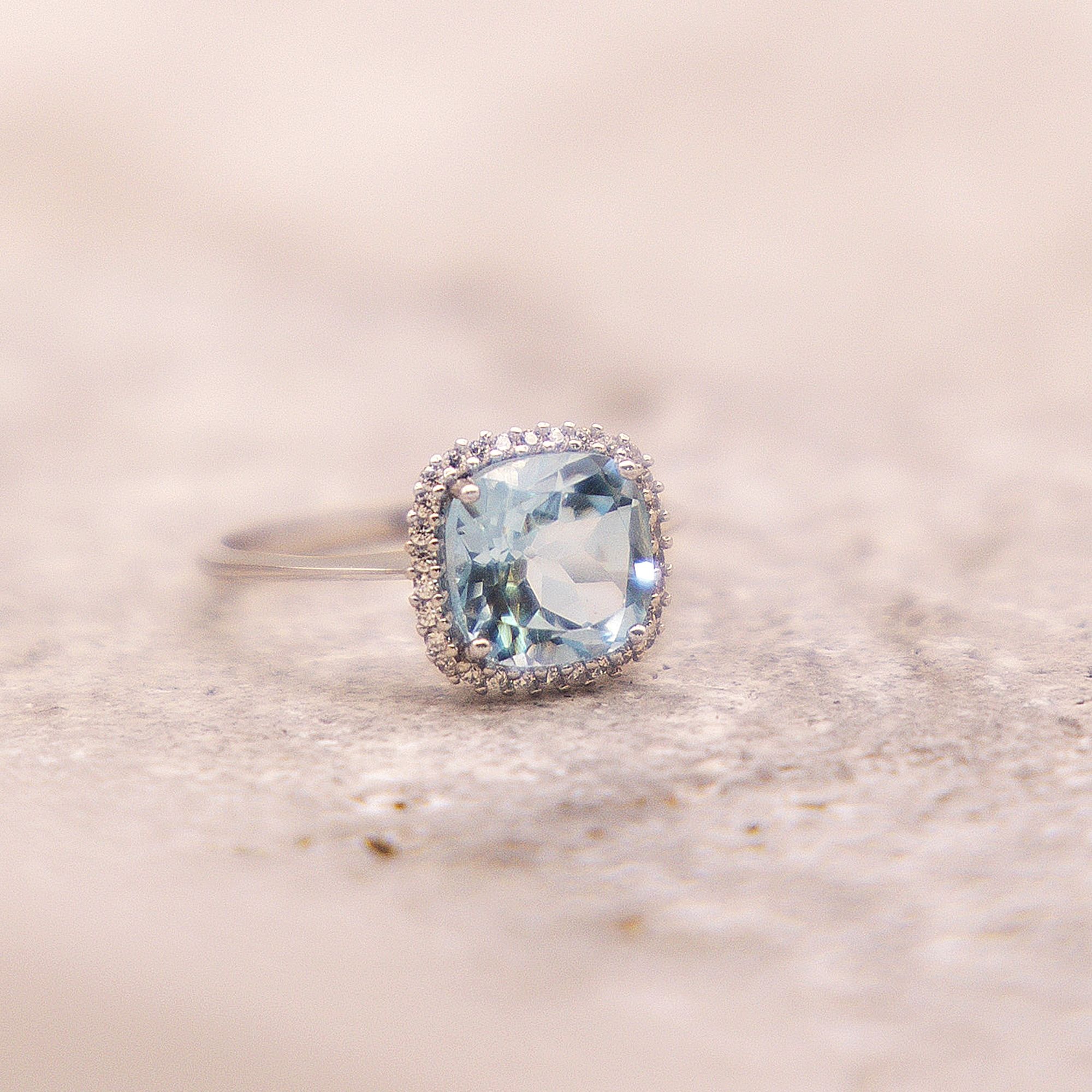 Fascination by Ellen K. Fingerring »375 Weißgold mit Blautopas (beh.) und Zirkonia weiß«