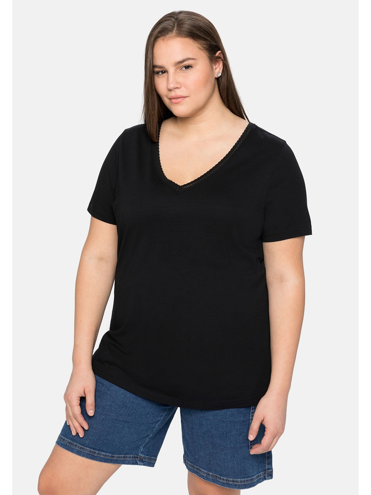 Sheego T-Shirt für Spitze bestellen Größen«, mit BAUR am | dezenter »Große V-Ausschnitt