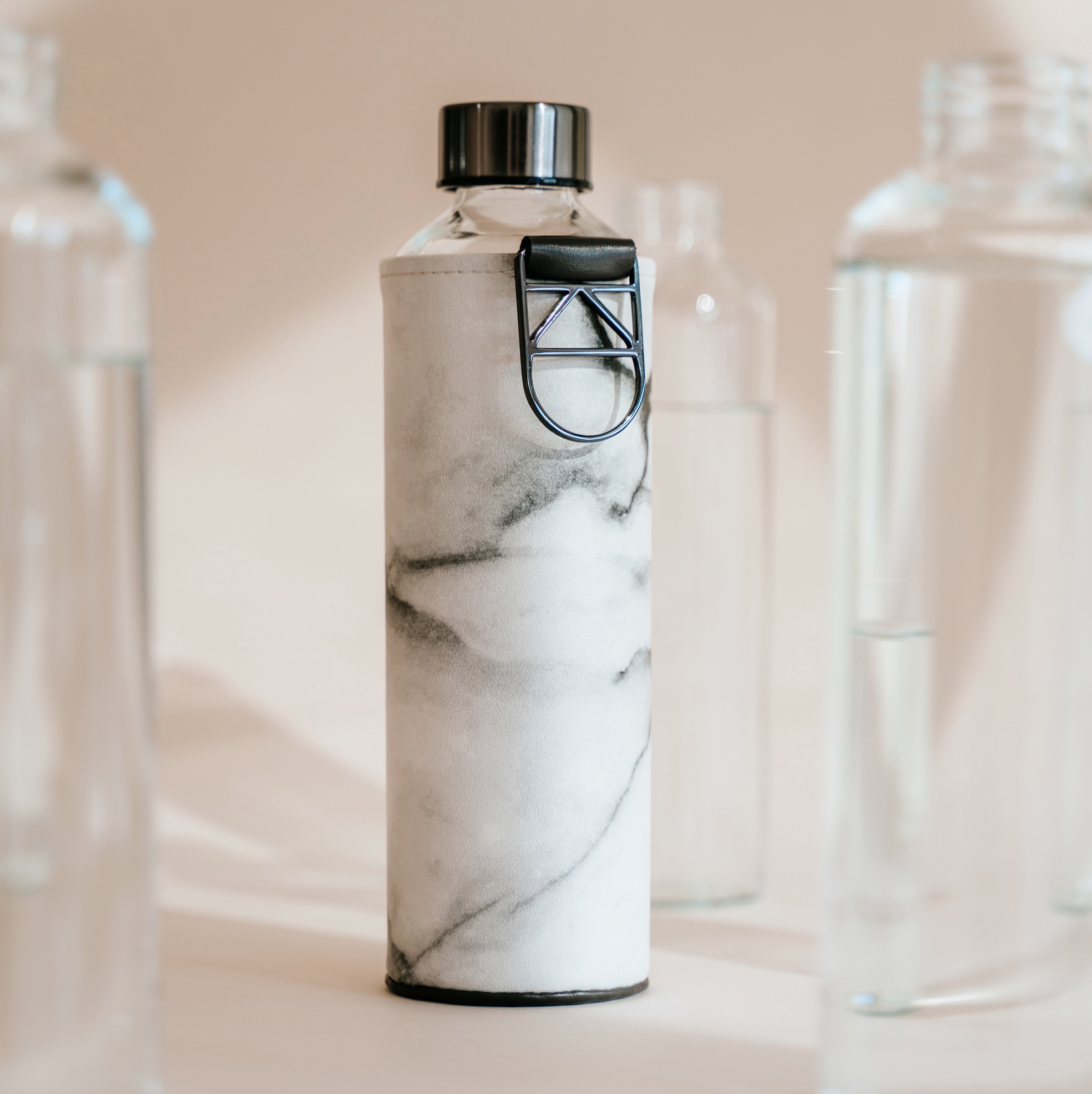 equa Trinkflasche »Mismatch Stone«, Borosilikatglas, mit Kunstlederhülle und Metallgriff, 750 ml