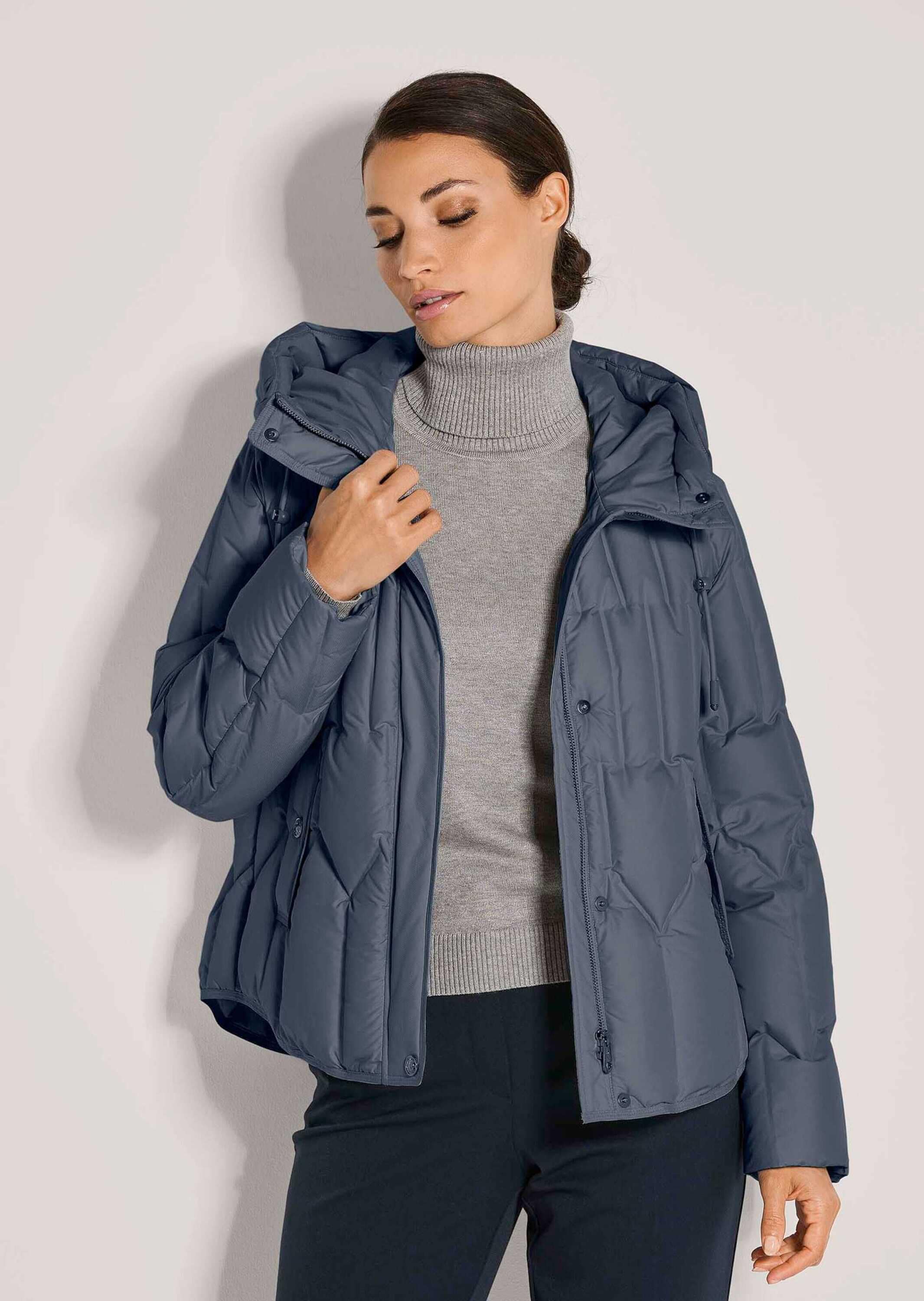MADELEINE Kurzjacke »Steppjacke Elegante Winterjacke mit Daunenfüllung« Kaputze mit Zugband