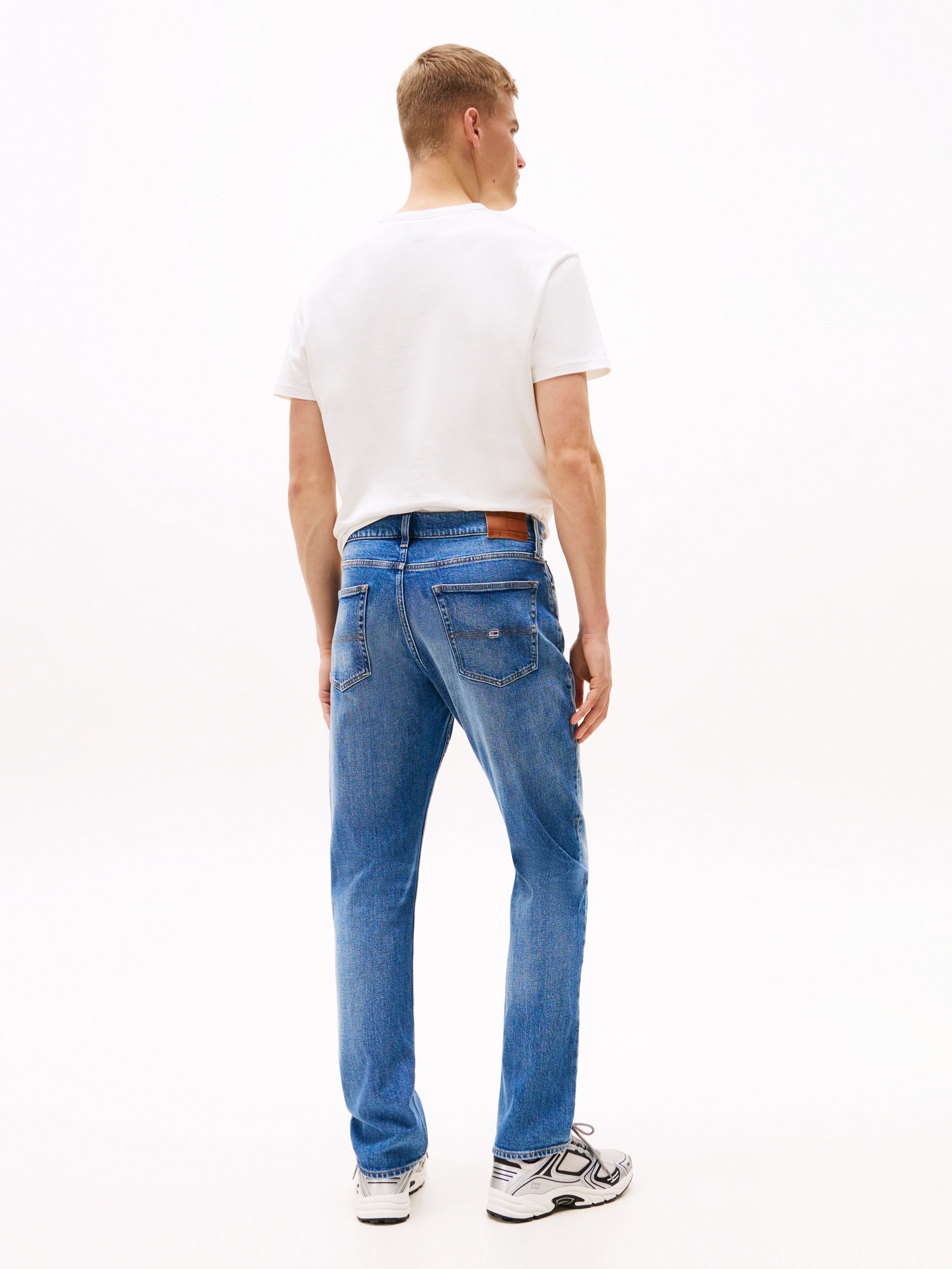 Tommy Jeans Regular-fit-Jeans »RYAN RGLR STRGHT«, mit Logoprägung