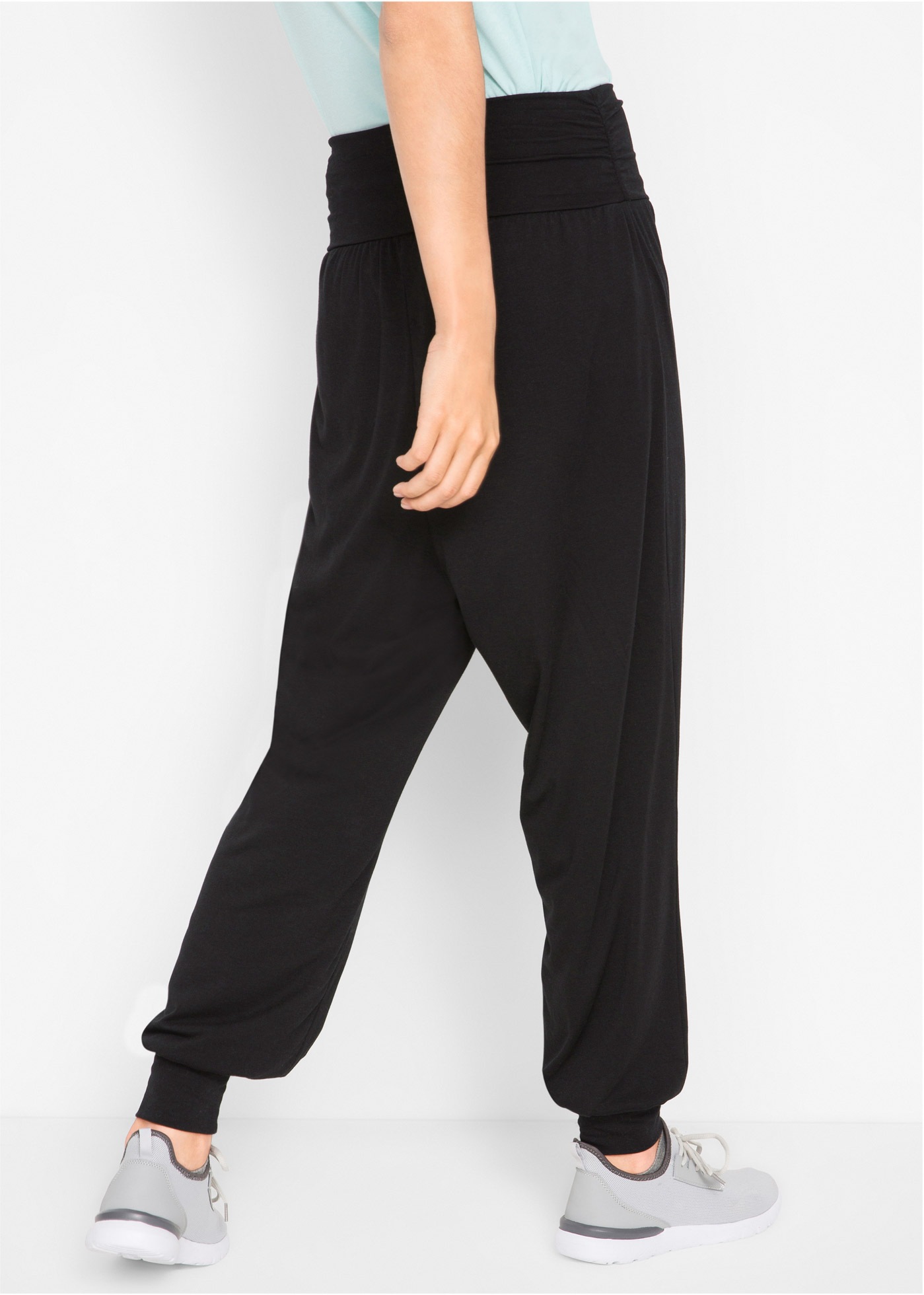 bonprix Sweathose aus Polyester, Viskose und Elasthan, lockere Passform, Ca günstig online kaufen