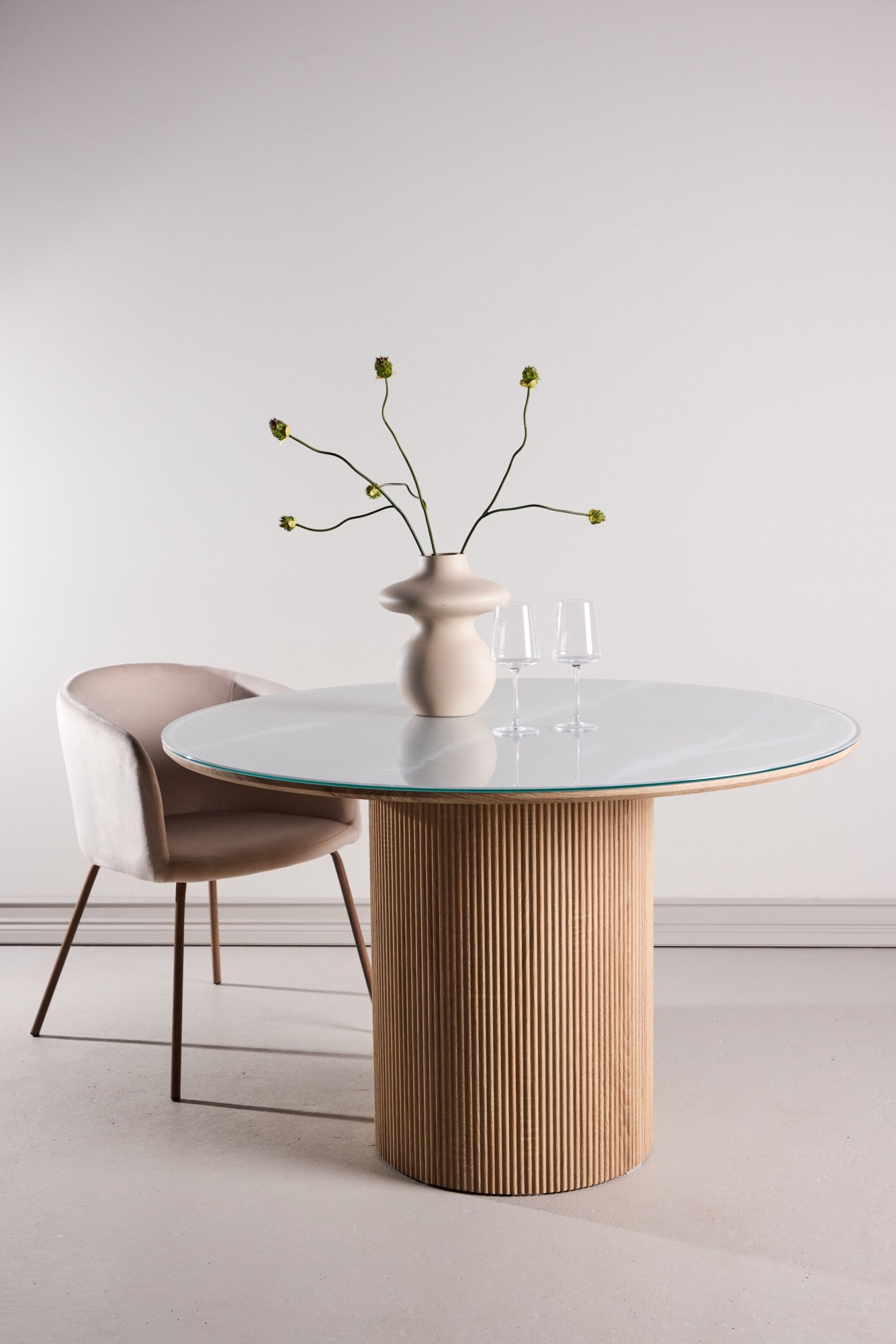 Venture Home Esstisch "Härön, runder Esstisch Ø 120 cm mit Glasplatte und Holzfuß, FSC" Esszimmertisch, transparente Platte, MDF-Mittelfuß, gerippt, hell