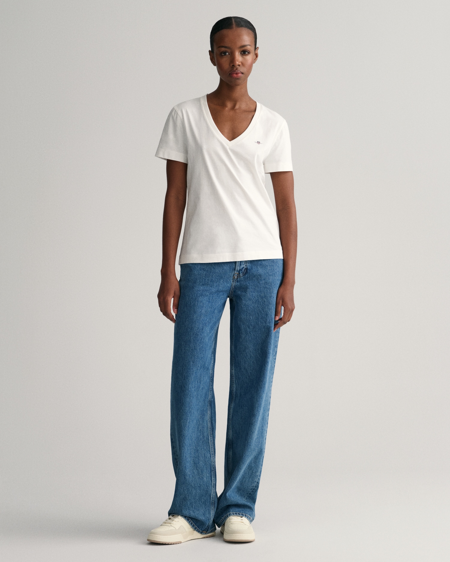 Gant T-Shirt »REG SHIELD KA V-NECK T-SHIRT«, mit einer kleinen Logostickerei auf der Brust