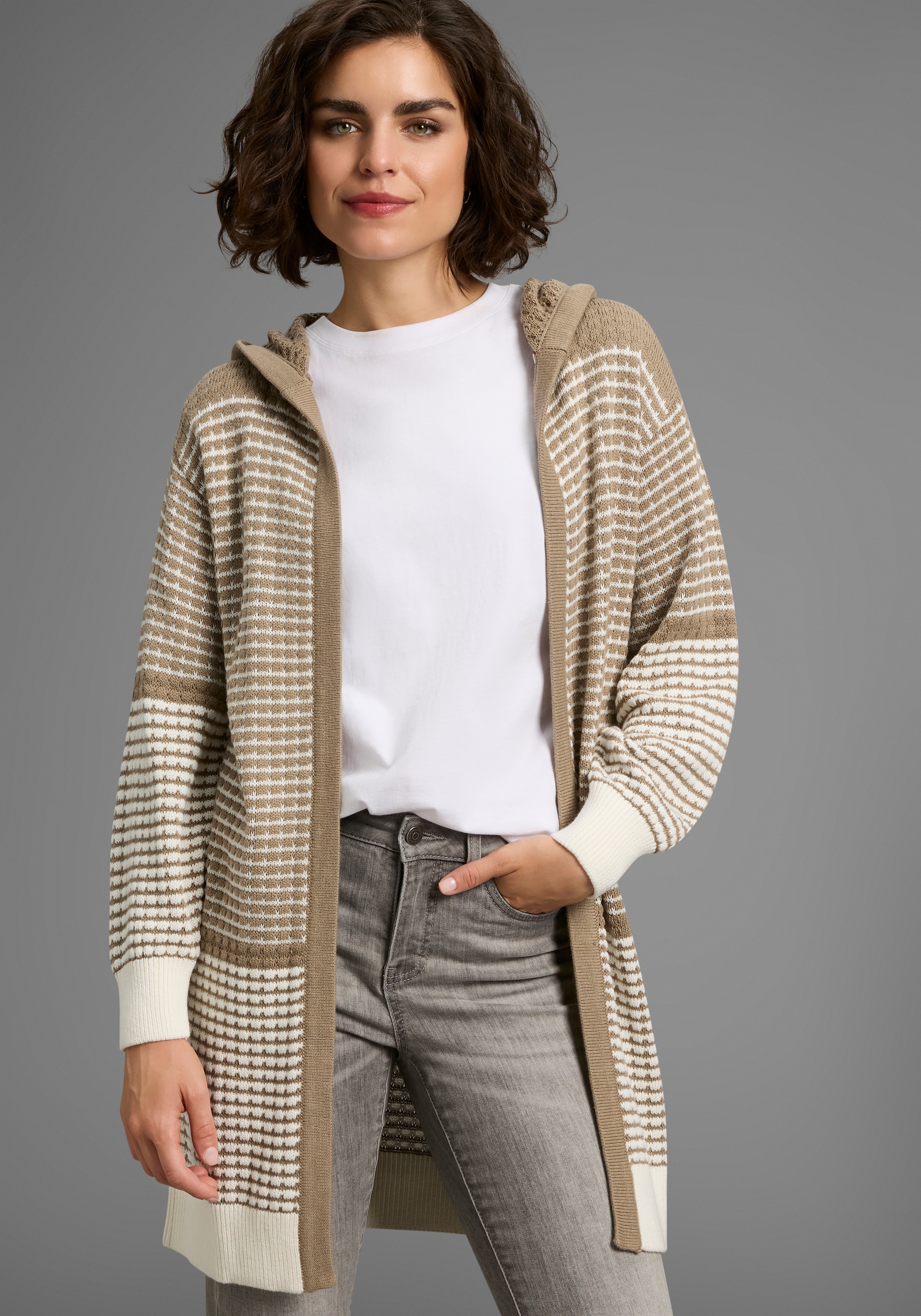 KangaROOS Kapuzenstrickjacke, mit angesagtem Strickmuster