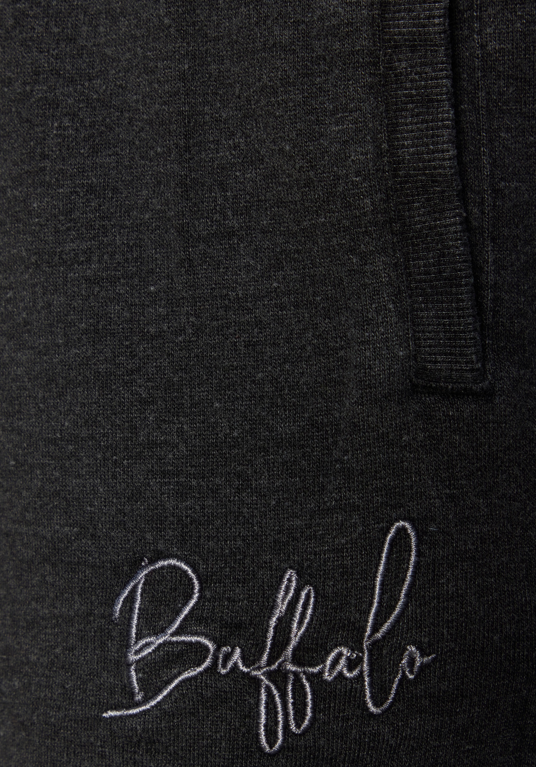 Buffalo Relaxshorts, mit Logostickerei, Loungeanzug