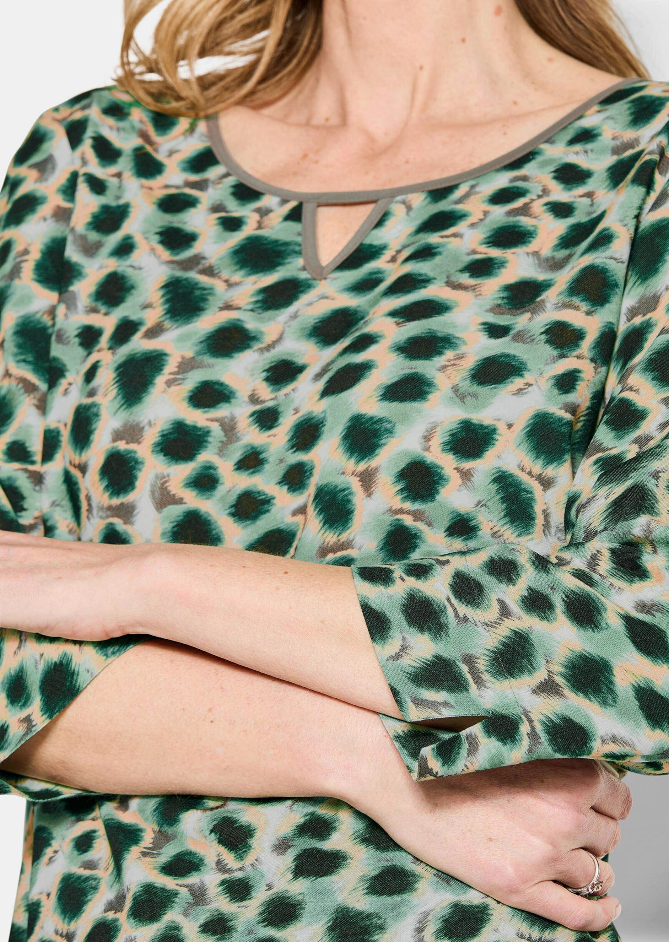 GOLDNER Schlupfbluse »Elegante Viskosebluse mit Leo-Muster«