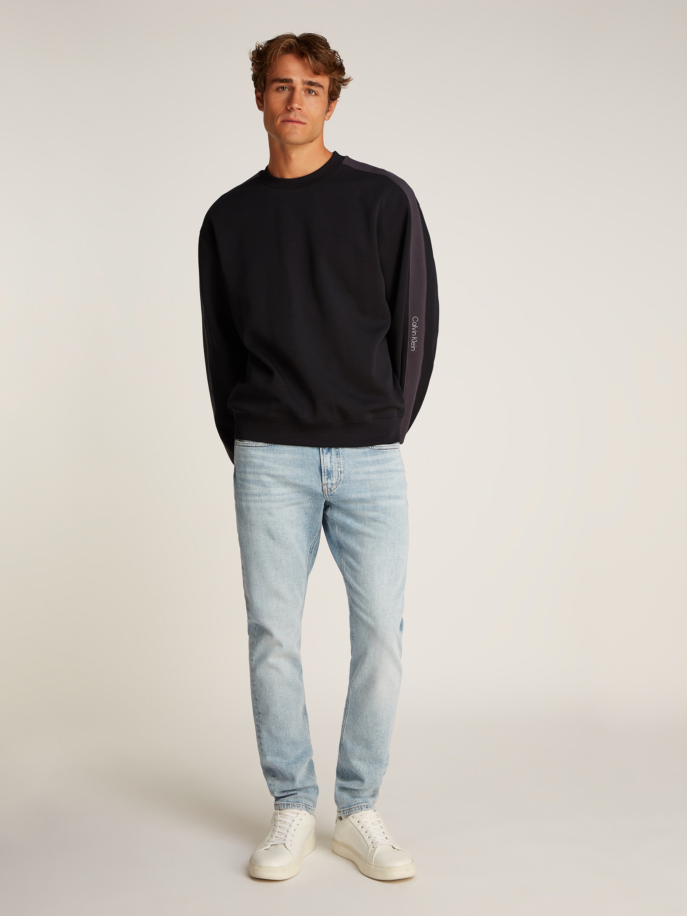 Thumbnail - Calvin Klein Jeans Sweatshirt "LOGO TAPE CREW NECK", mit Logo-Band an den Ärmeln