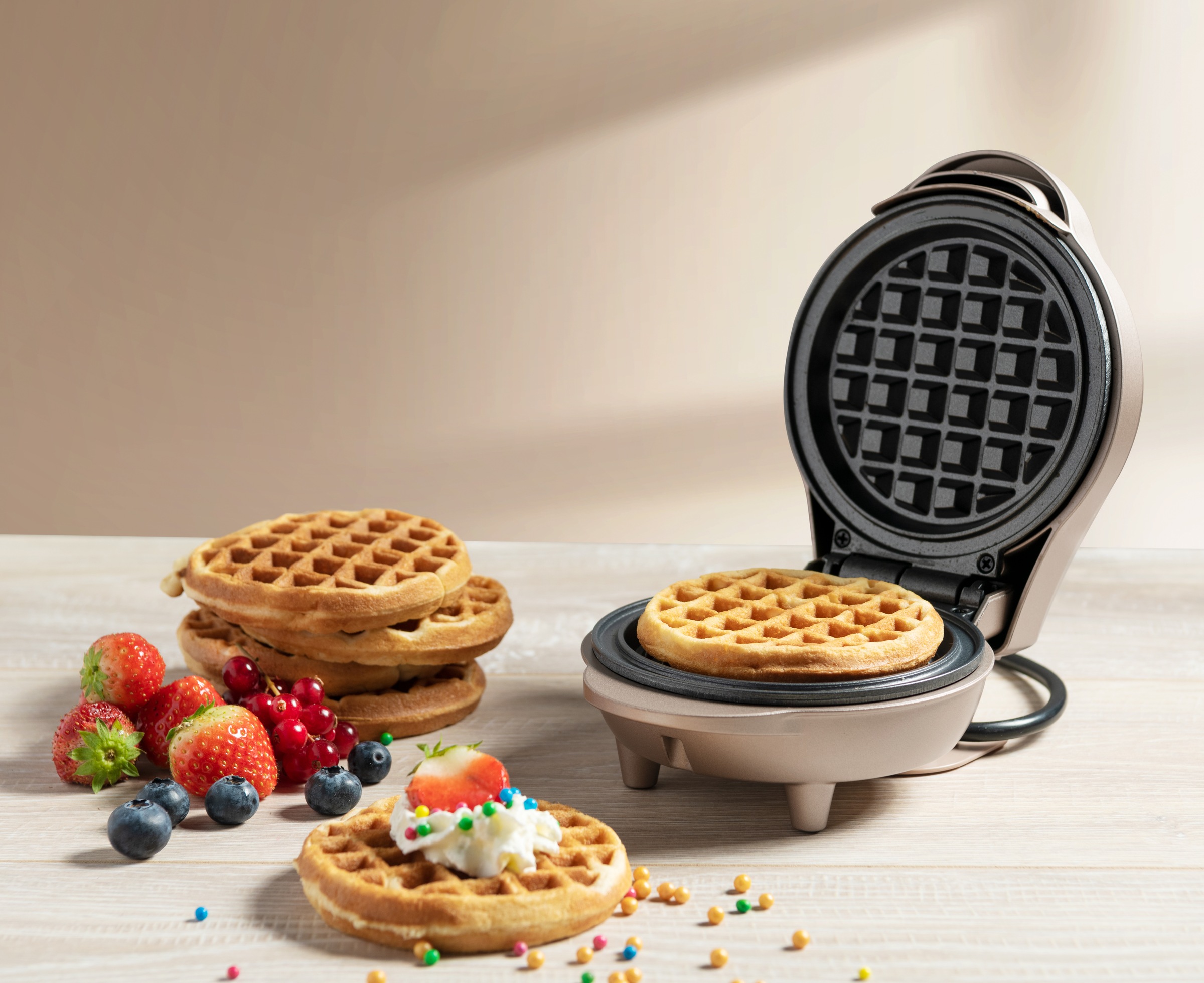 bestron Waffeleisen »AMW500 Mini«, 550 W, für klassische Waffeln, kleiner Waffelmaker mit Antihaftbeschichtung