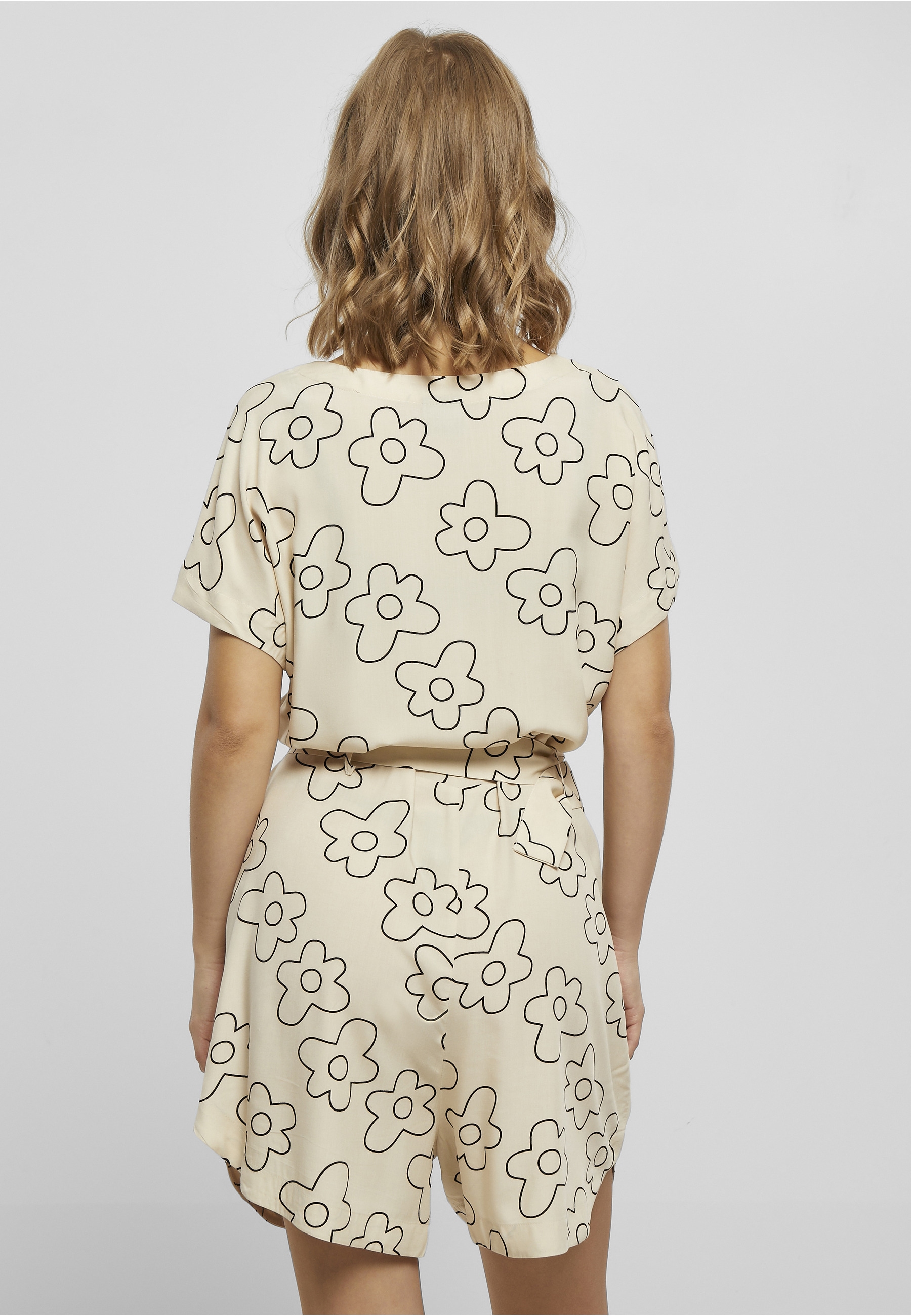 URBAN CLASSICS Jumpsuit »Urban Classics Damen Ladies Short Viscose Belt Jumpsuit« 1 Stk.