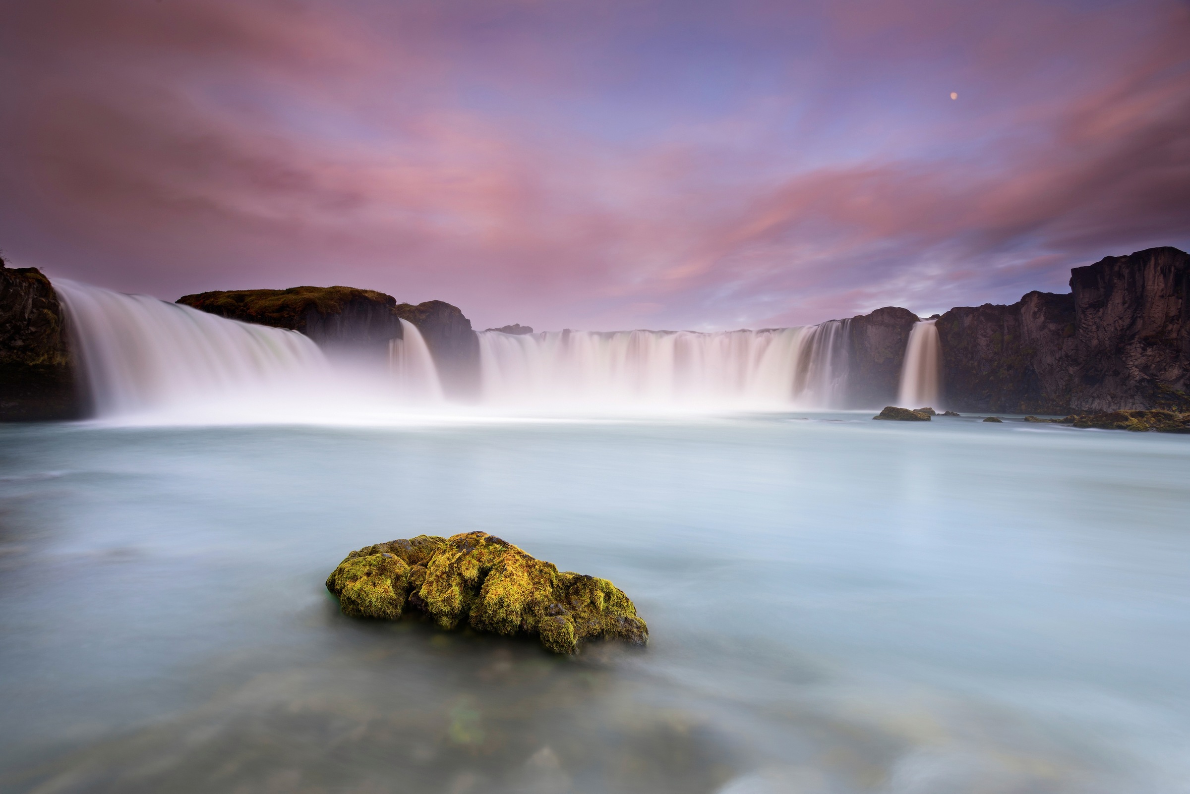 Papermoon Fototapete "Photo-Art LUIGI RUOPPOLO, GODAFOSS UND DER MOND"