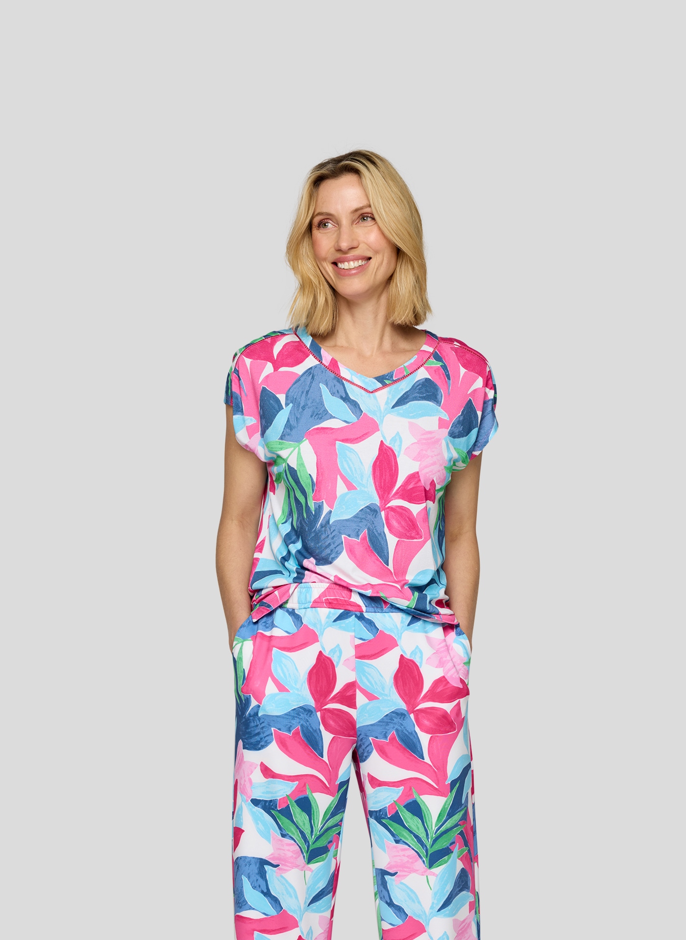 Rabe Print-Shirt "Rabe T-Shirt mit tropischem Allover-Print und V-Ausschnit günstig online kaufen