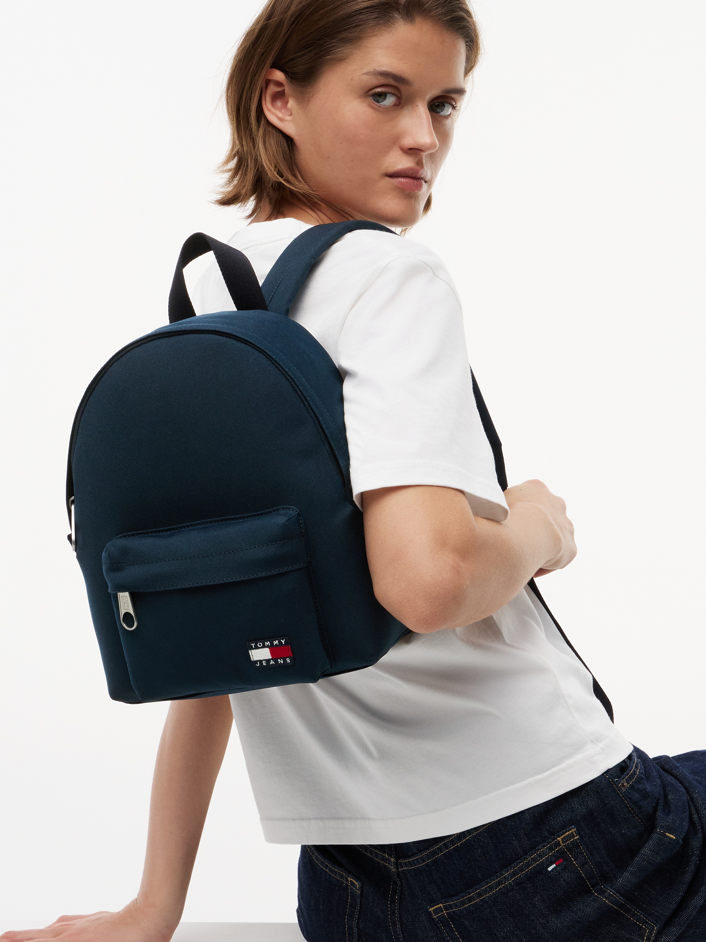 Tommy Jeans Cityrucksack »TJW ESS DAILY DOME BACKPACK« Damen Freizeitrucksack mit typischem Logo-Aufnäher
