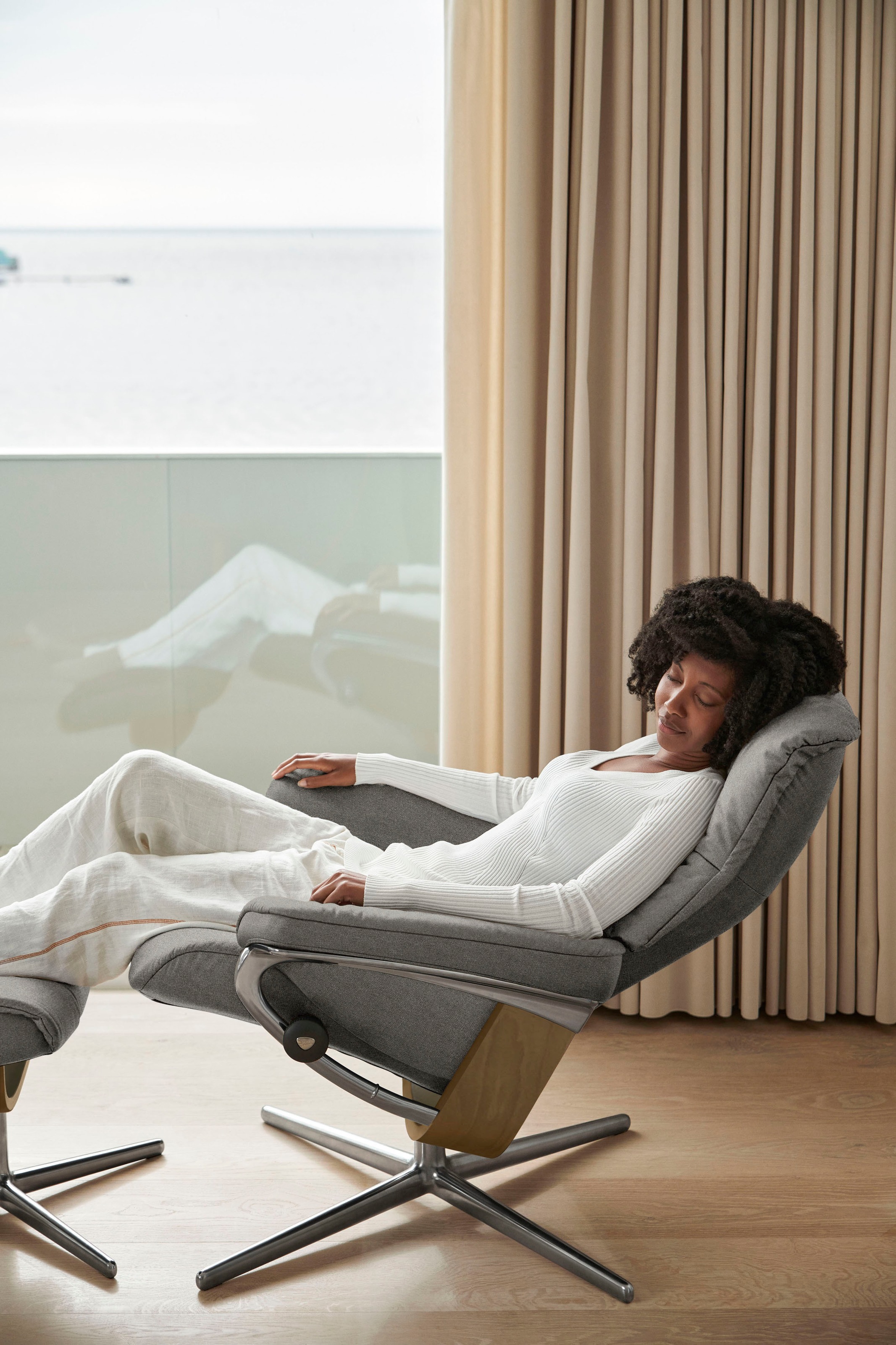 Stressless® Relaxsessel »Mayfair«, (Set, Relaxsessel mit Hocker), mit Hocker, mit Cross Base, Größe S, M & L, Holzakzent Eiche