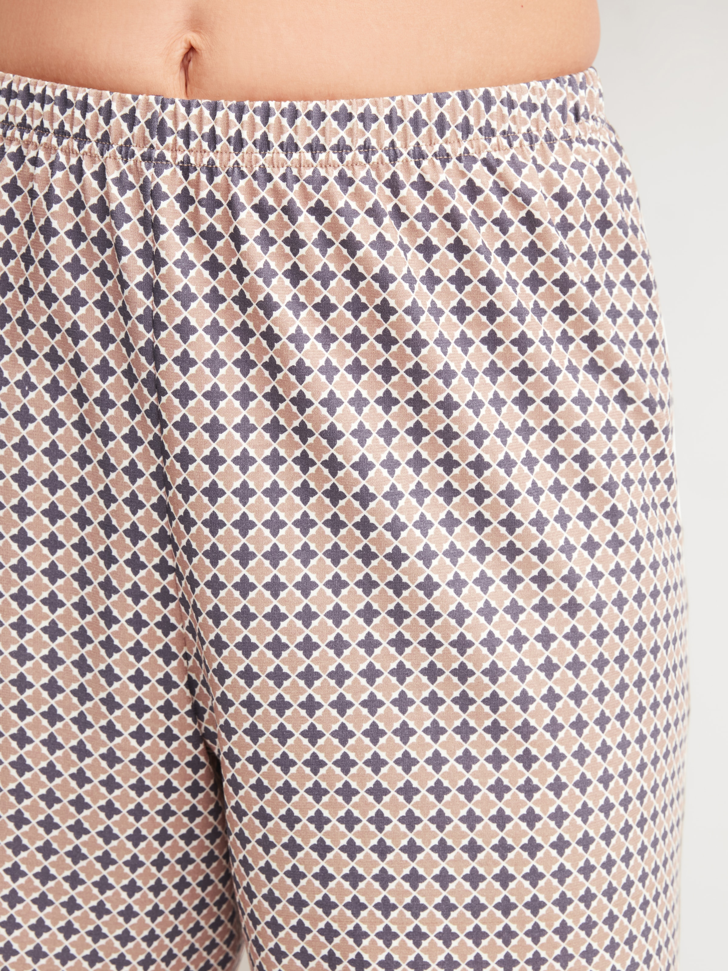 CALIDA Shorty »Blooming Nights« 2 tlg. Hose geblümt, Oberteil uni, V-Ausschnitt, kurzärmelig