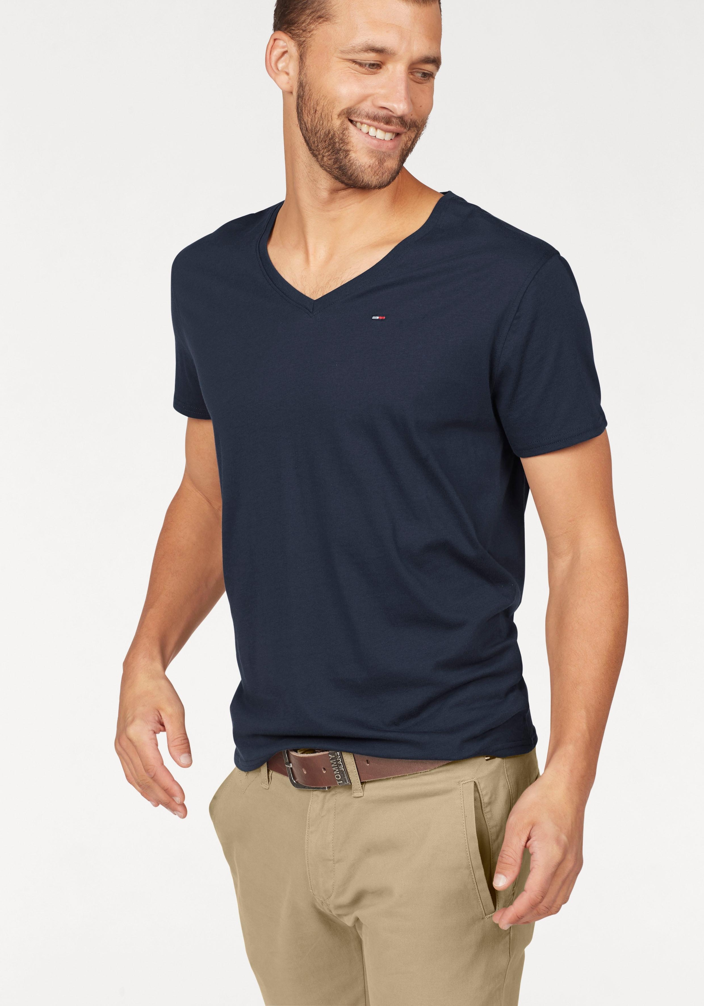 Tommy Jeans "TJM ORIGINAL JERSEY V NECK" mit V-Ausschnitt und dezenter Logo-Flag