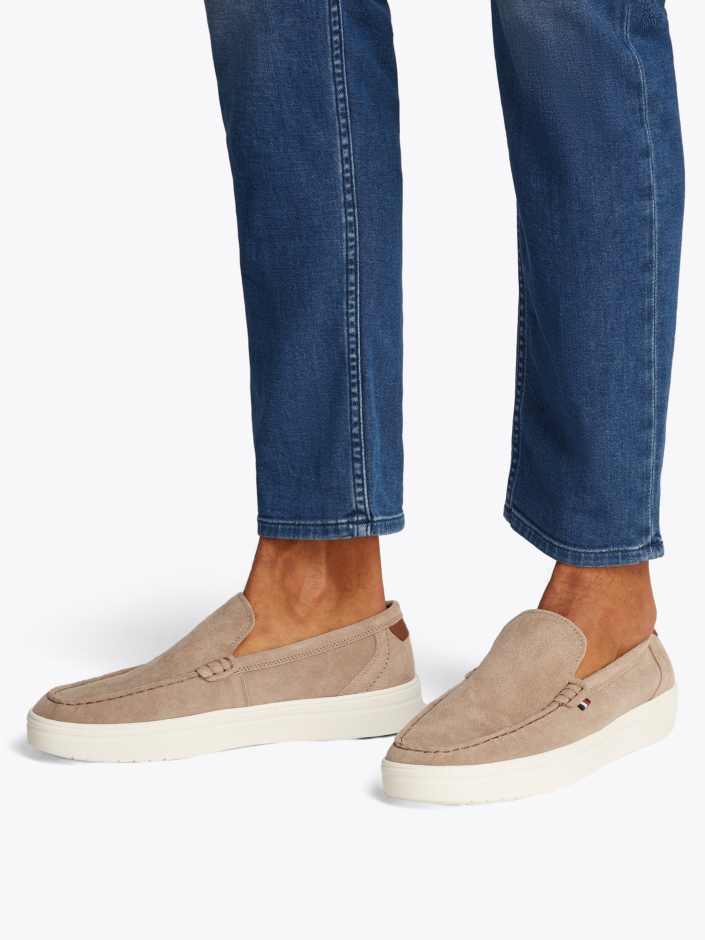 Tommy Hilfiger Slipper »MODERN LIGHT HYBRID SUEDE LOAFER«  , Plateau, Schlupfschuh, Freizeitschuh, Halbschuh mit Label